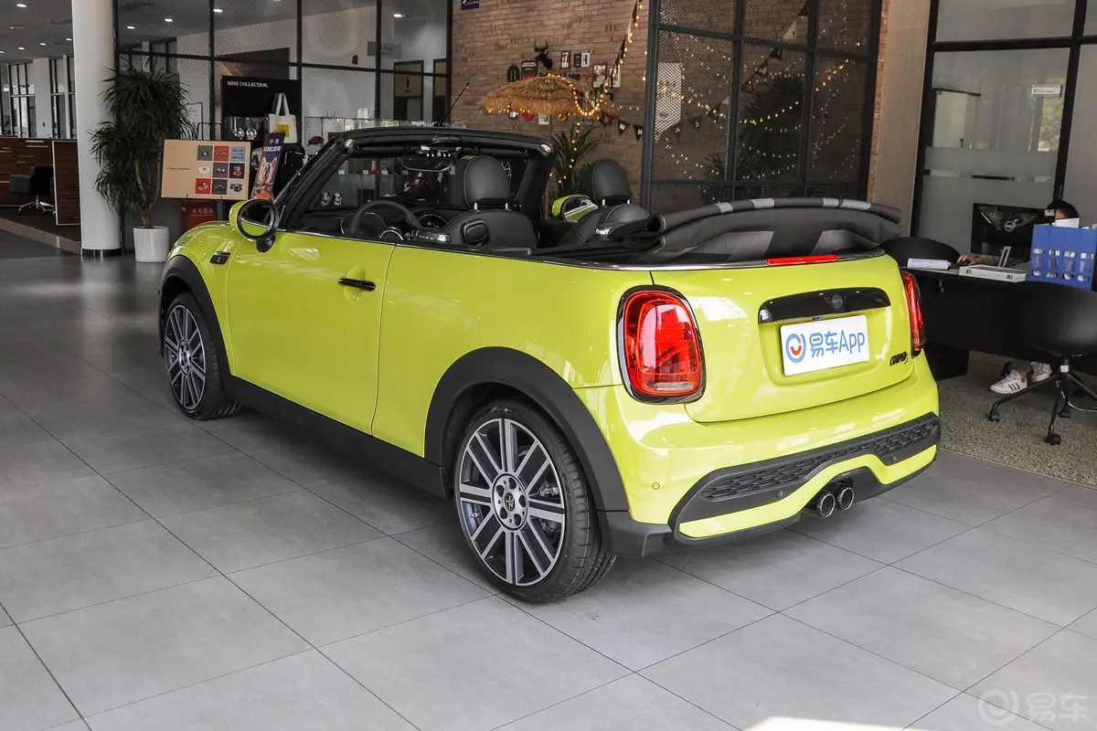 MINI CABRIO改款 2.0T COOPER S CABRIO 艺术家侧后45度车头向左水平