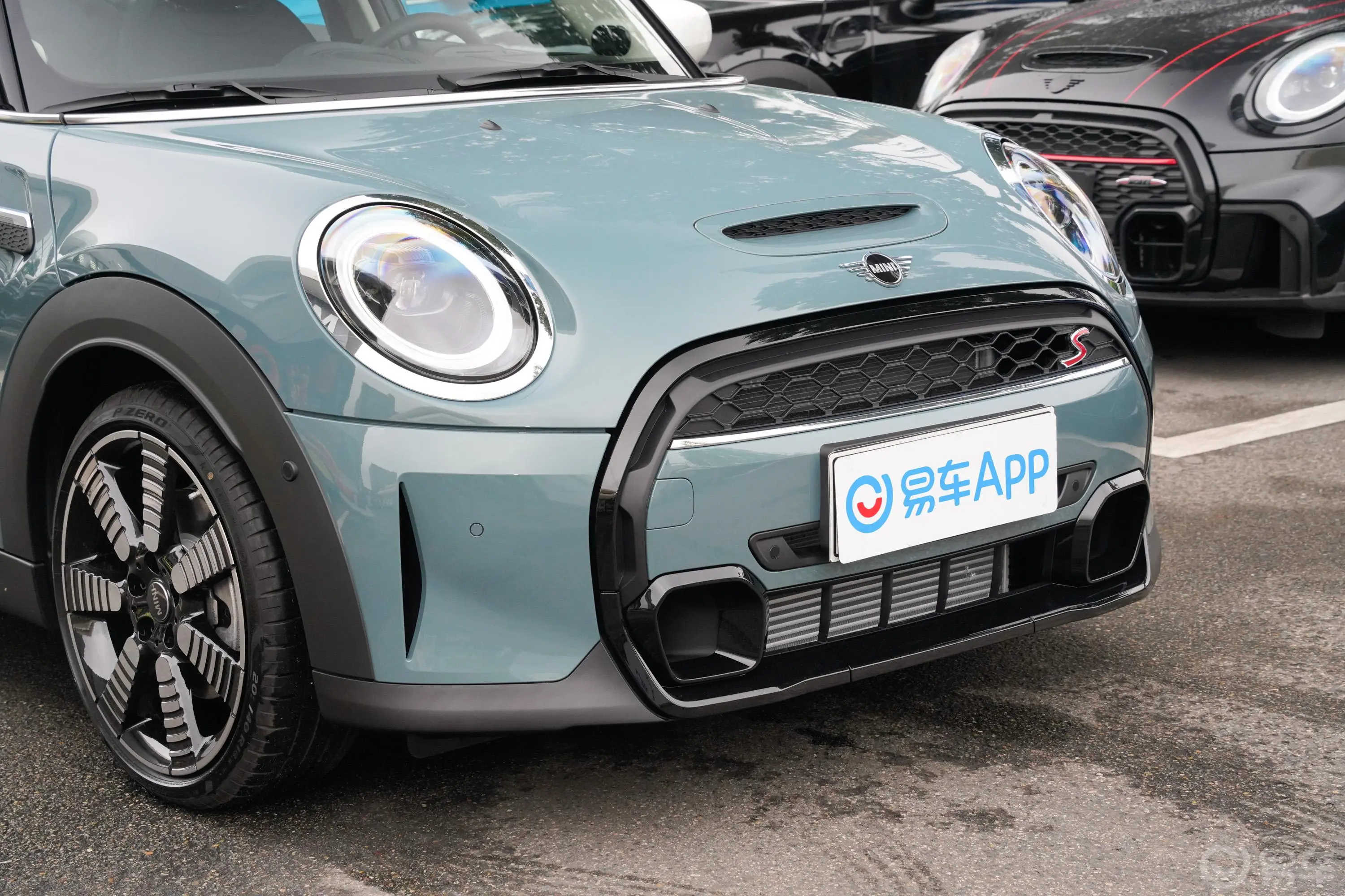 MINI2.0T COOPER S 弧光特别版 五门版前格栅侧俯拍