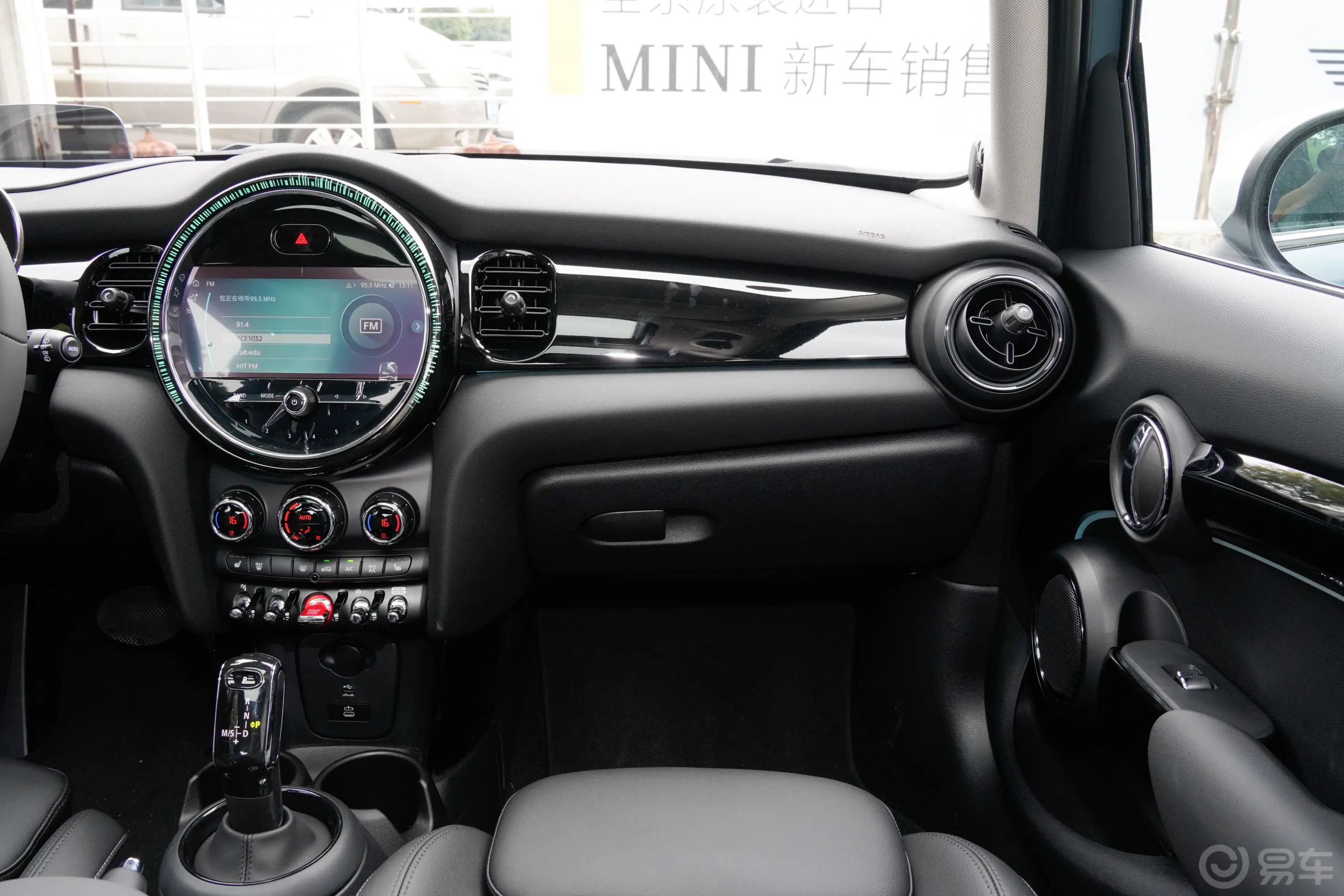 MINI2.0T COOPER S 弧光特别版 五门版副驾驶位区域