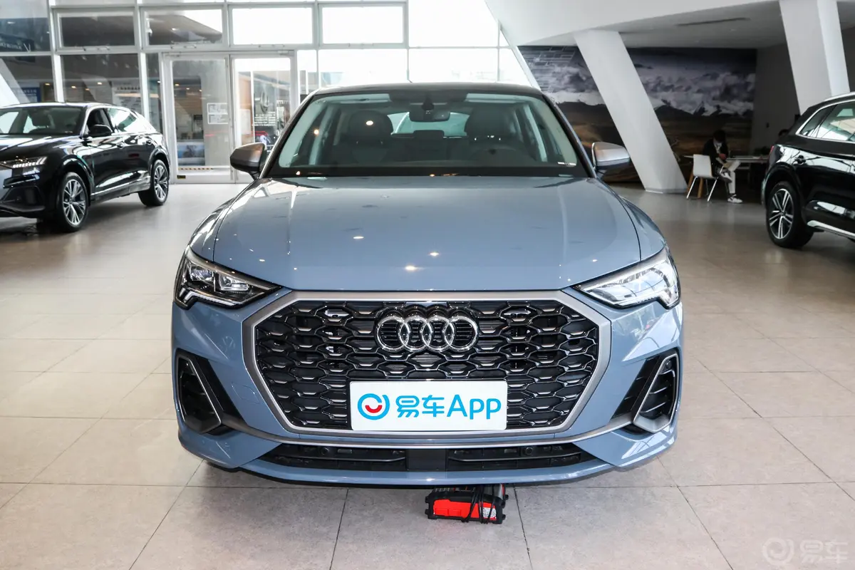 奥迪Q3 Sportback40 TFSI RS套件燃速型正前水平