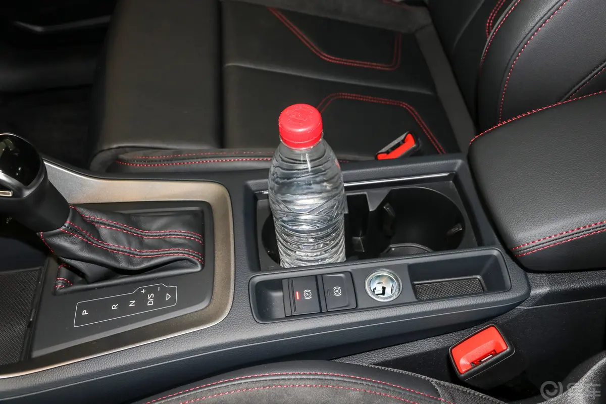 奥迪Q3 Sportback40 TFSI RS套件燃速型前排杯架
