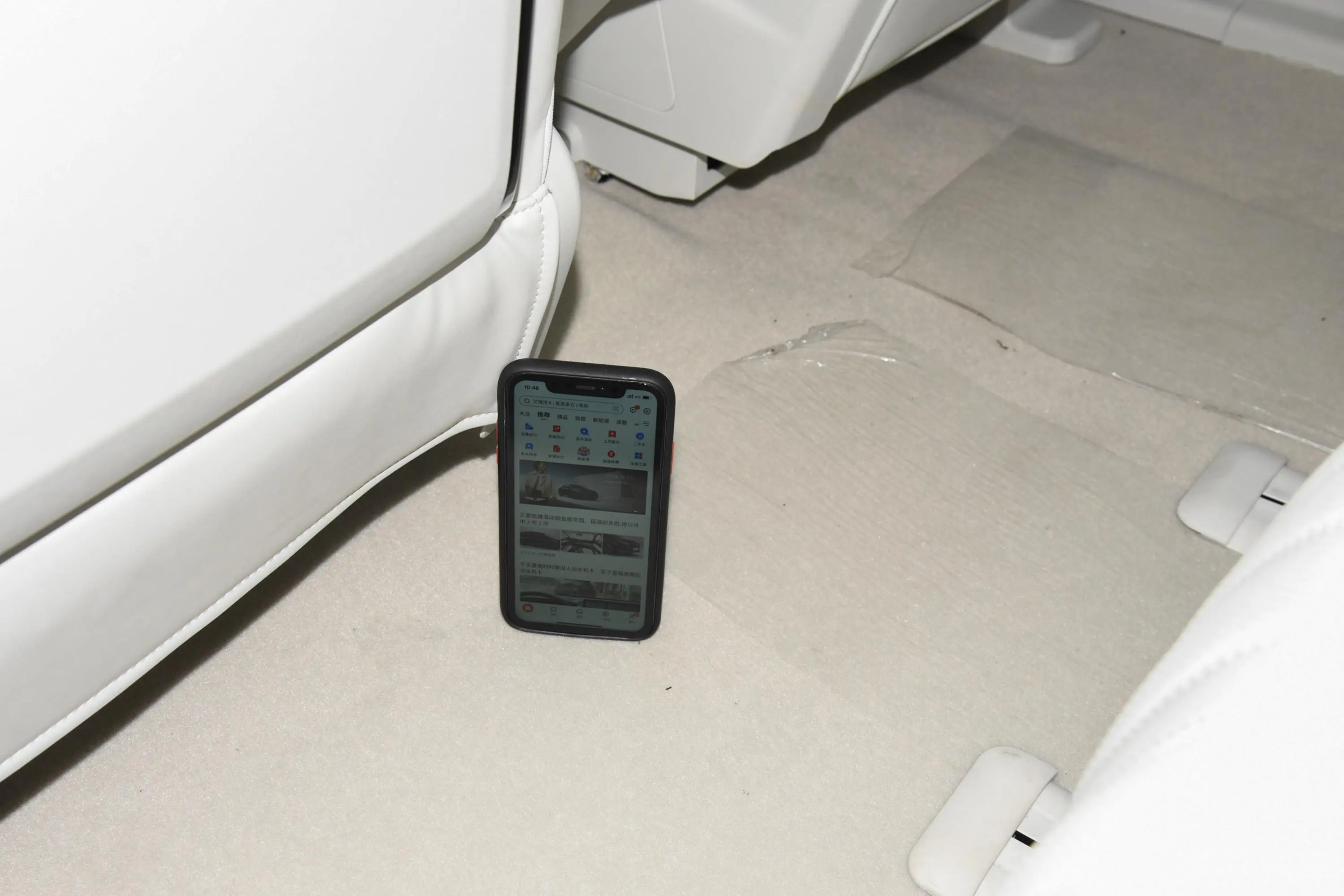 五菱凯捷混动 铂金版 2.0L 奢享型后排地板中间位置