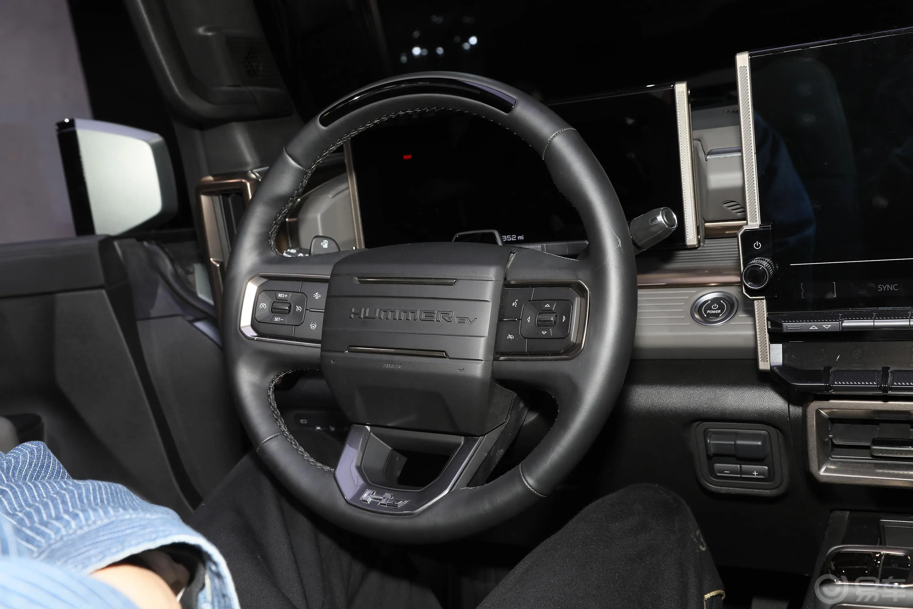 HUMMER EV SUV顶配版方向盘