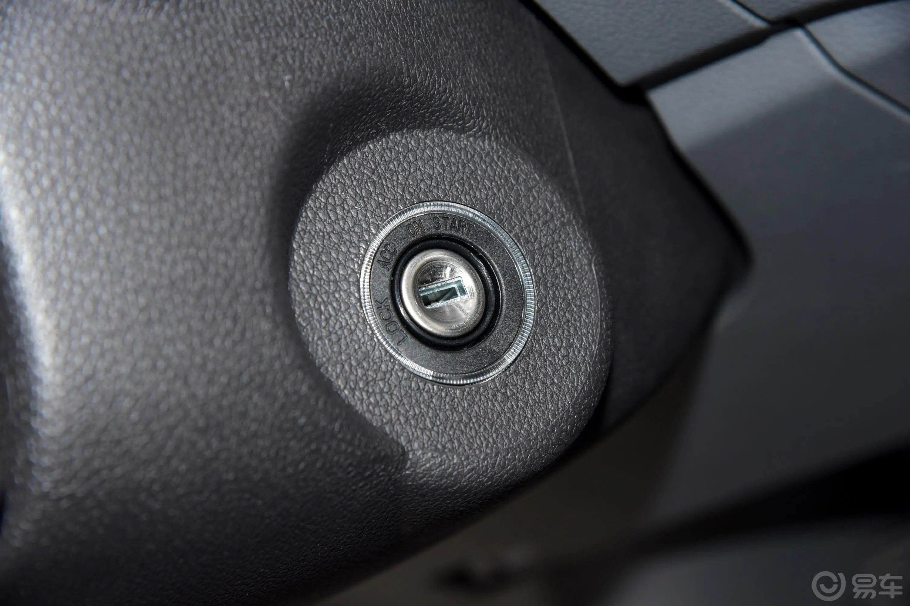 图雅诺吉象厢货 康明斯 2.8T 手动长轴中顶后双胎 3座钥匙孔或一键启动按键