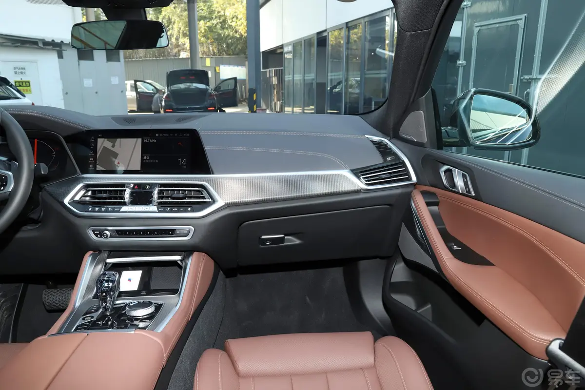 宝马X6改款二 xDrive40i 尊享型 M运动套装副驾驶位区域