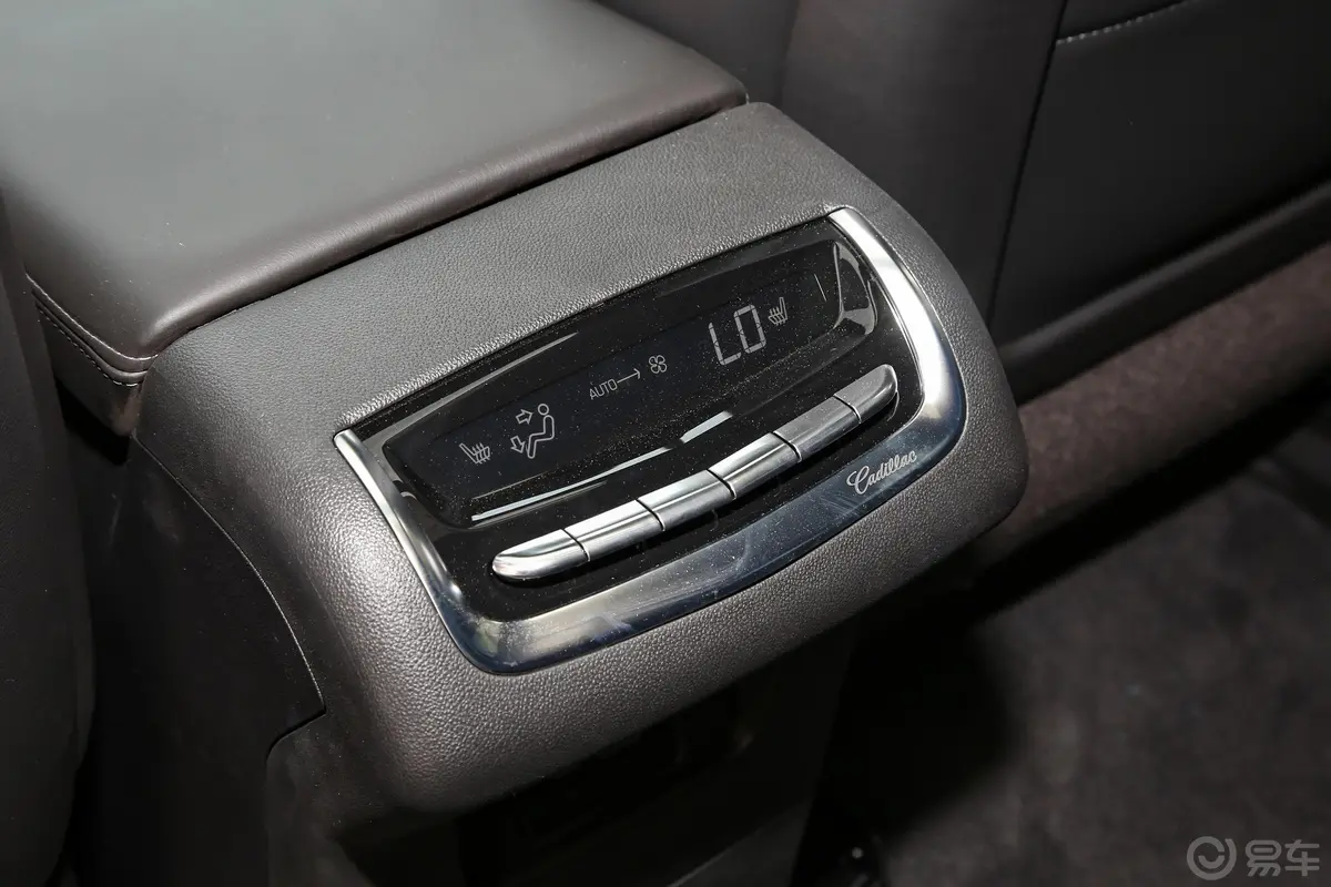 凯迪拉克XT6轻混 120周年纪念版 2.0T 四驱铂金型 6座后排空调控制键