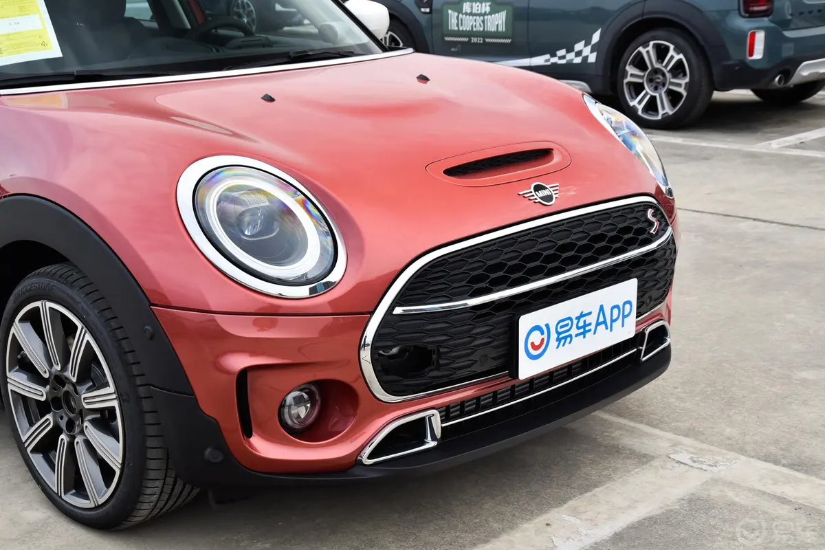 MINI CLUBMAN2.0T COOPER S 弧光限量版前格栅侧俯拍