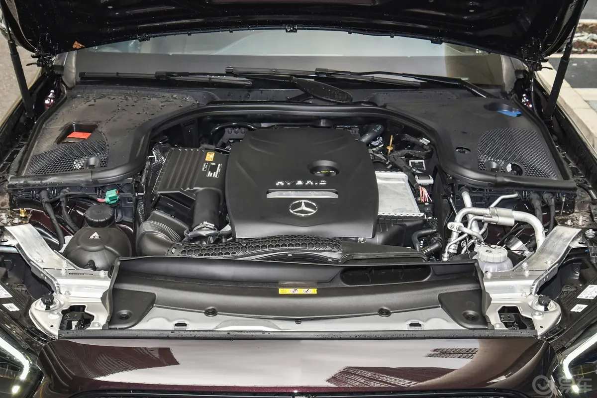 奔驰E级 插电混动E 350 e L 插电式混合动力运动轿车发动机特写