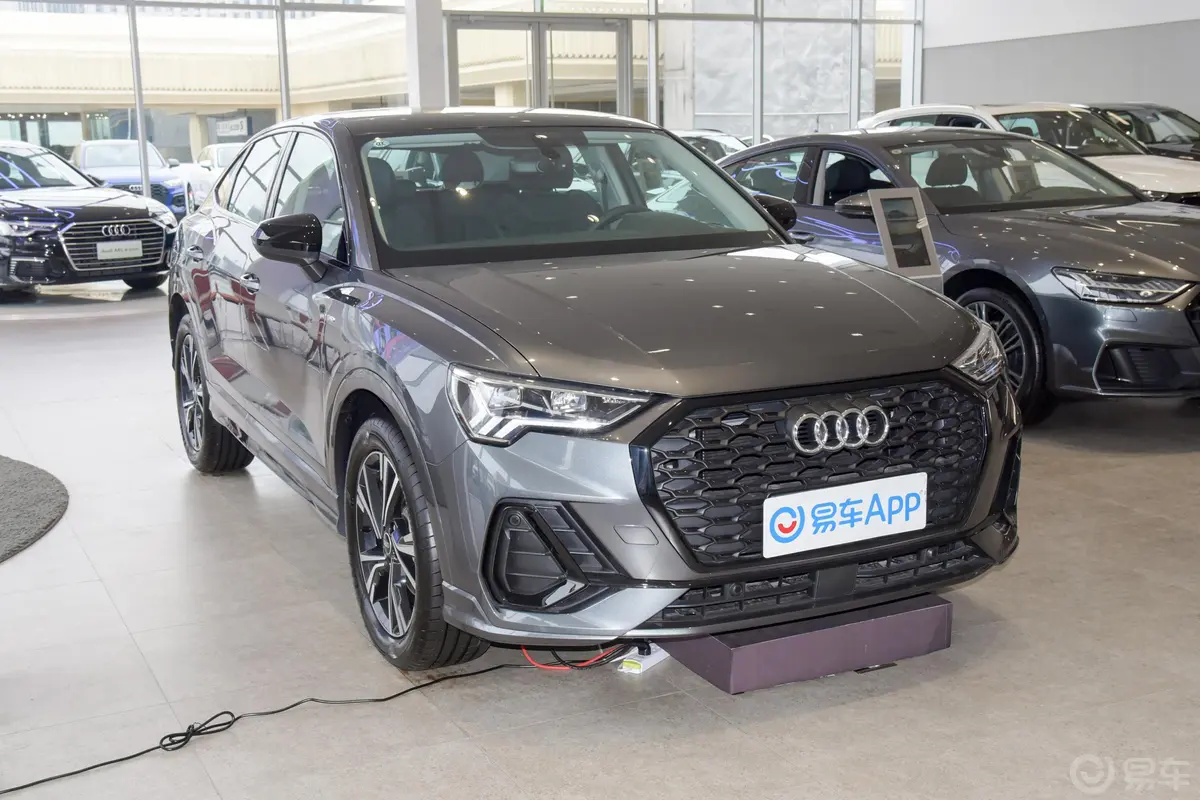 奥迪Q3 Sportback40 TFSI 时尚型侧前45度车头向右水平