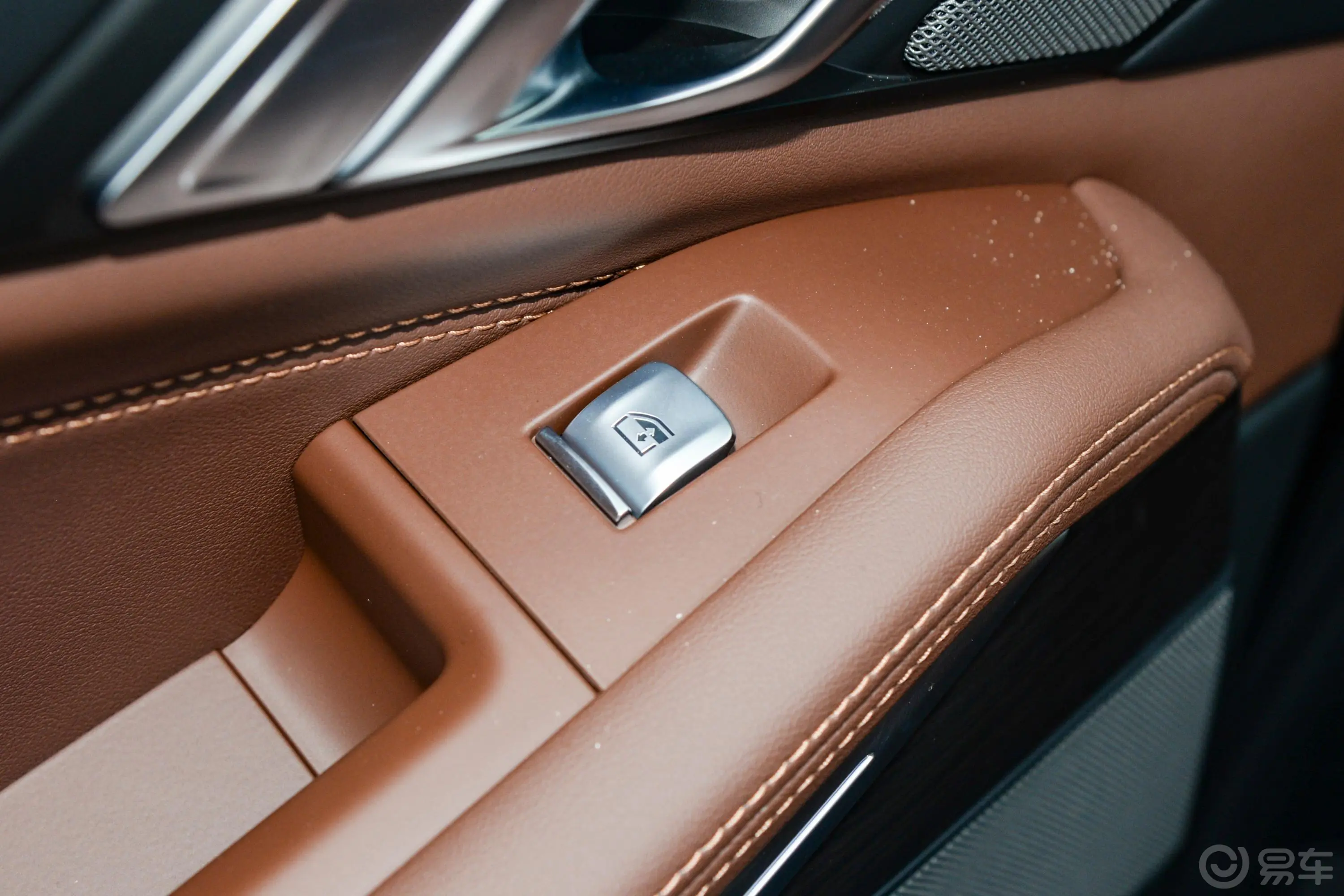 宝马X7xDrive40i 领先型 豪华套装后车窗调节