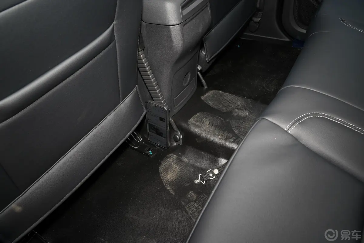 宝典1.8T 两驱标轴舒享版 汽油后排地板中间位置