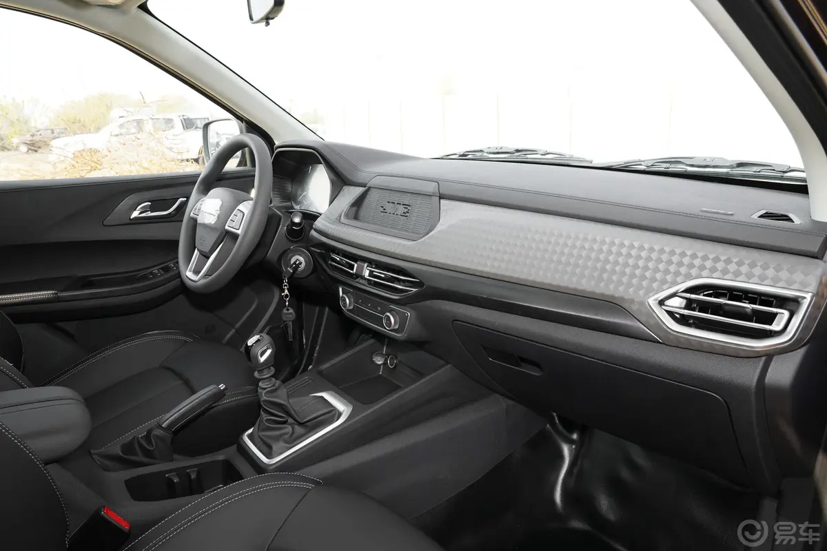 宝典1.8T 两驱标轴舒享版 汽油内饰全景副驾驶员方向