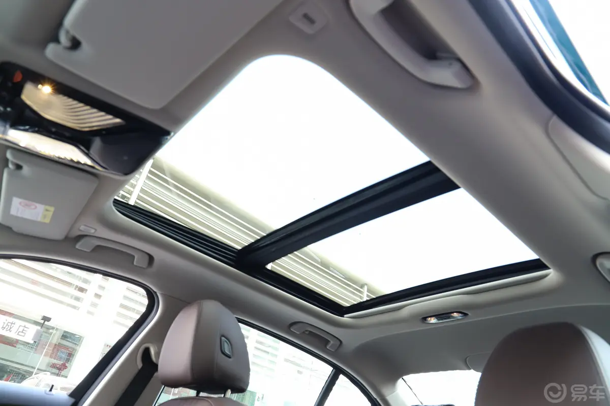宝马3系325Li xDrive M运动套装天窗内拍关闭