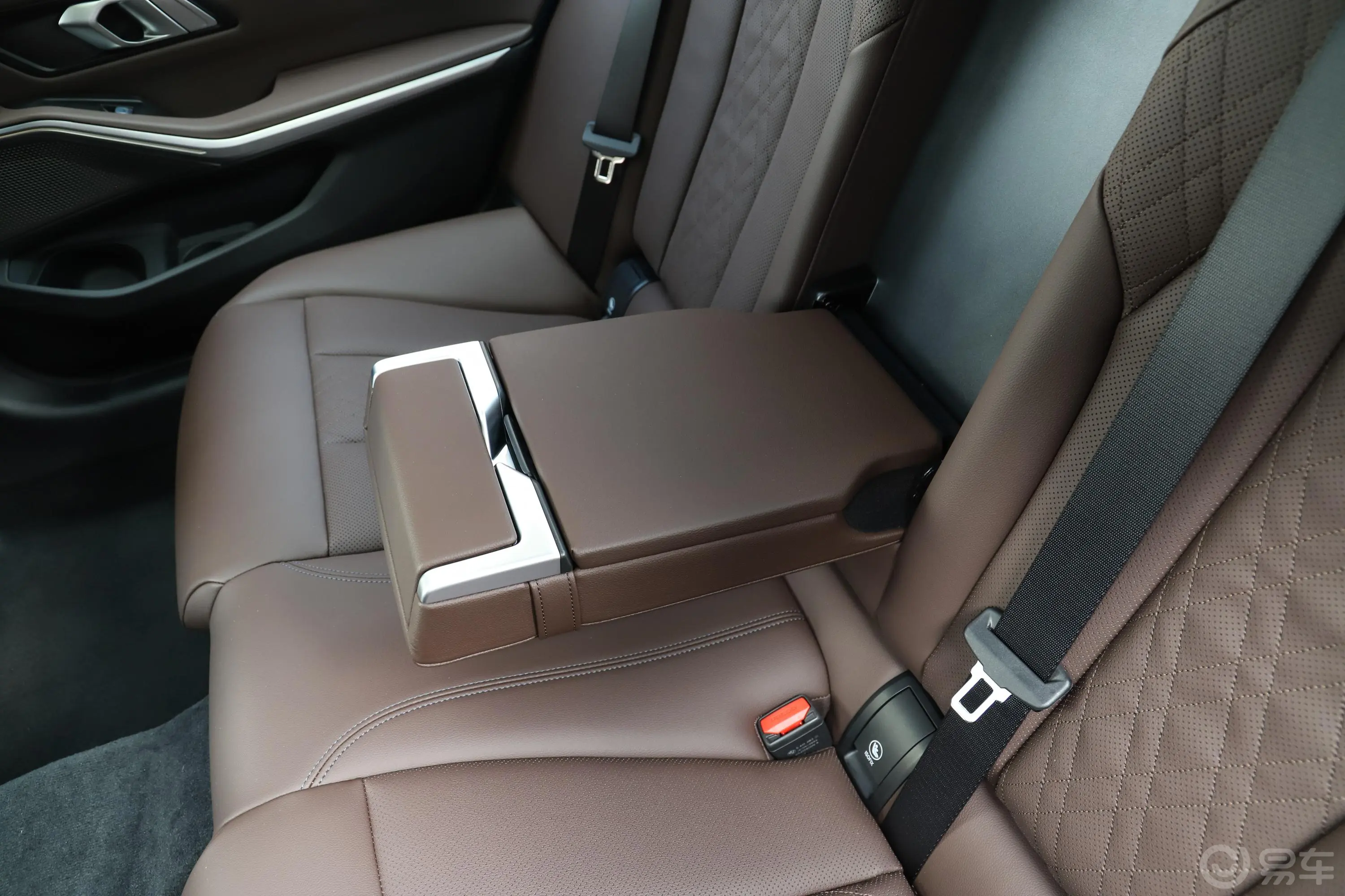 宝马3系325Li xDrive M运动套装后排(第二排)中央扶手