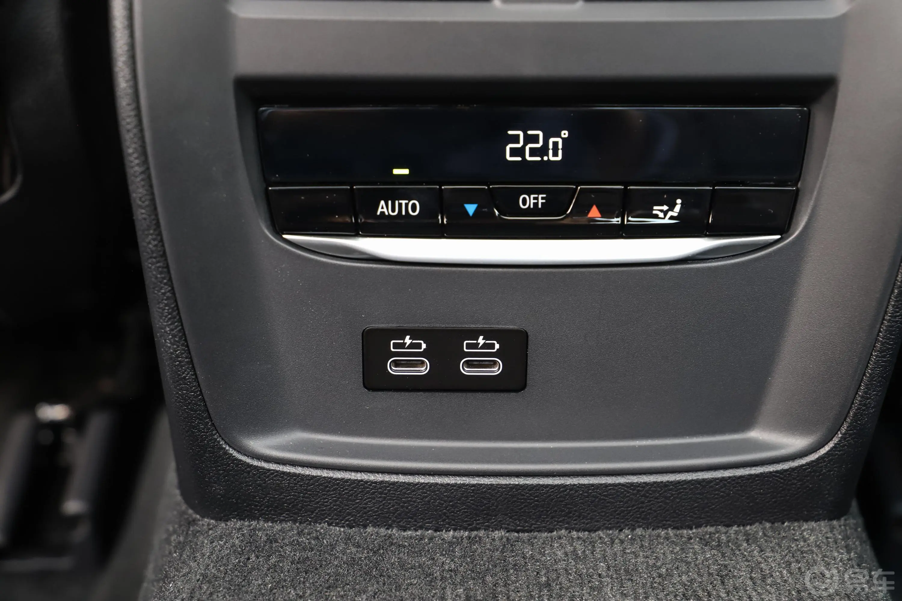 宝马3系325Li xDrive M运动套装后排充电口