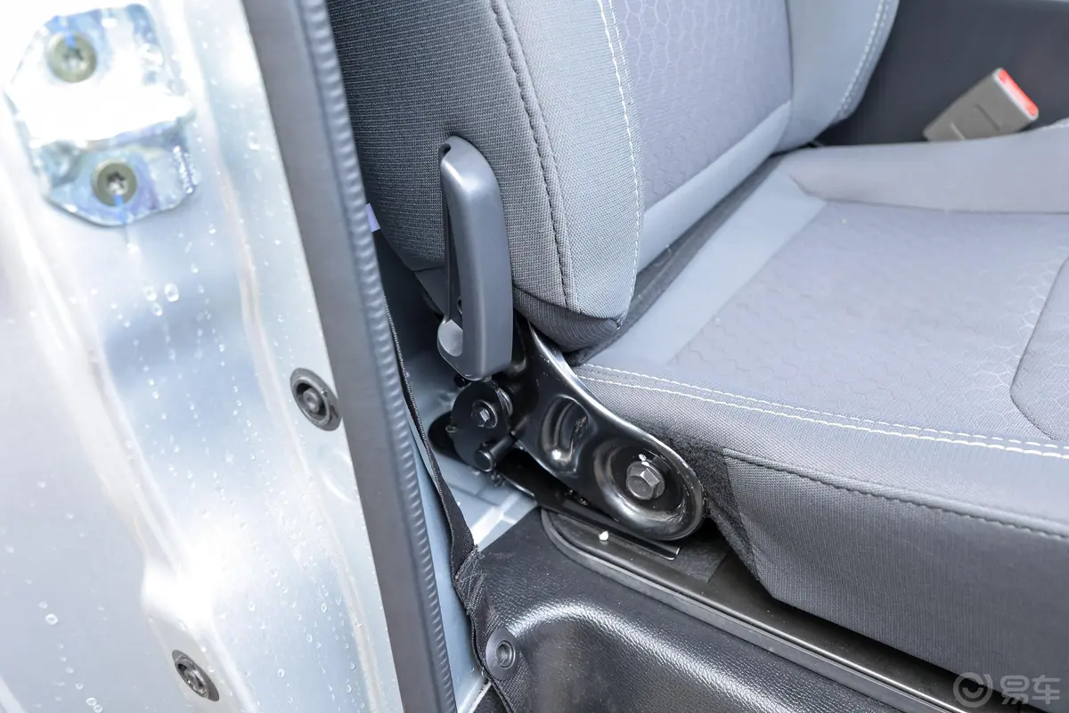 神骐PLUS1.8L 手动 单排 舒适版副驾座椅调节