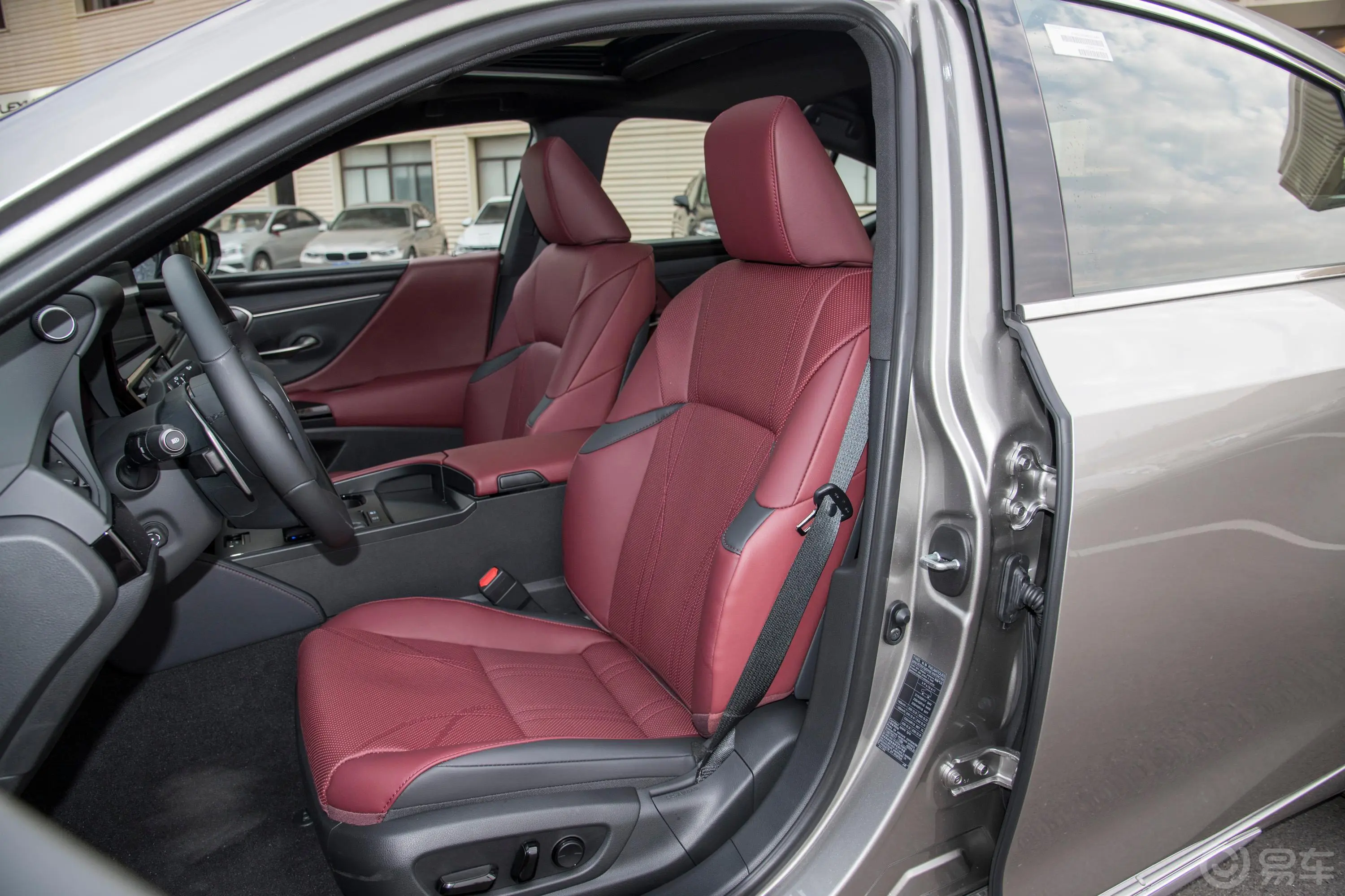 雷克萨斯ES300h 银辉限定版驾驶员座椅