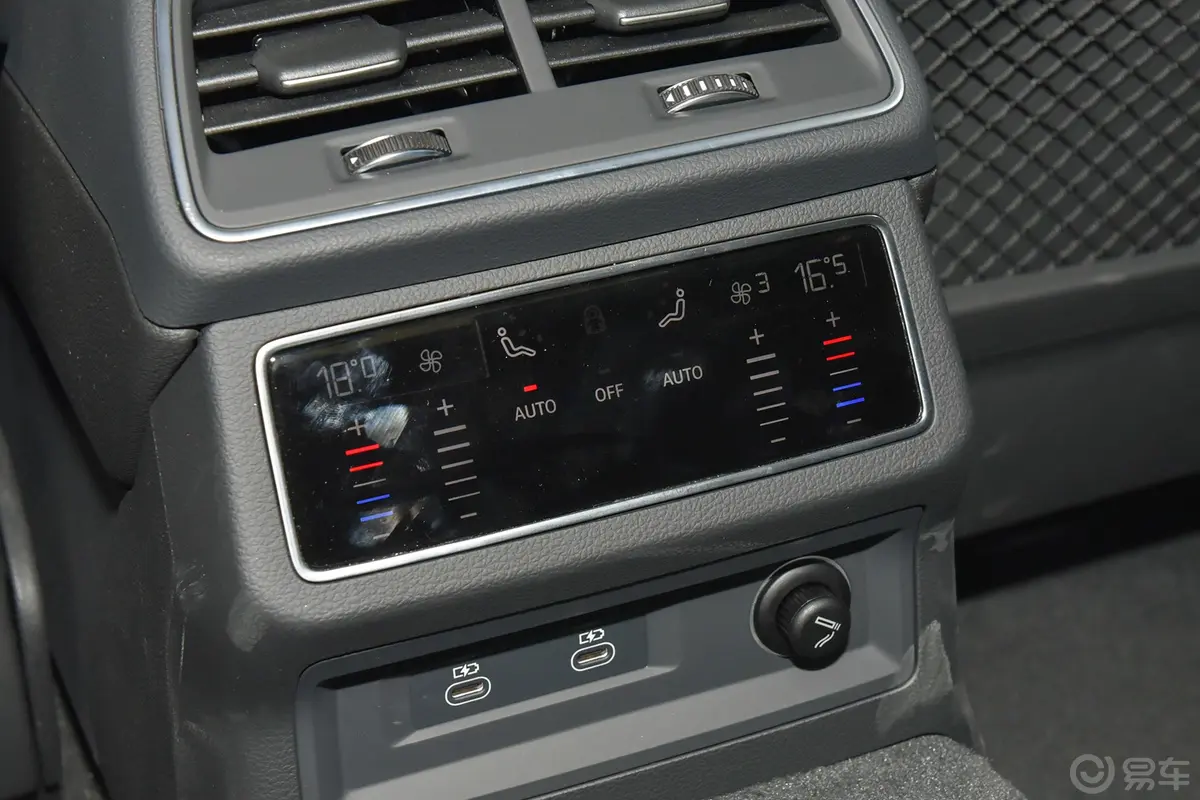 奥迪A7L45 TFSI S-line 筑梦新生版 流晶套装后排空调控制键
