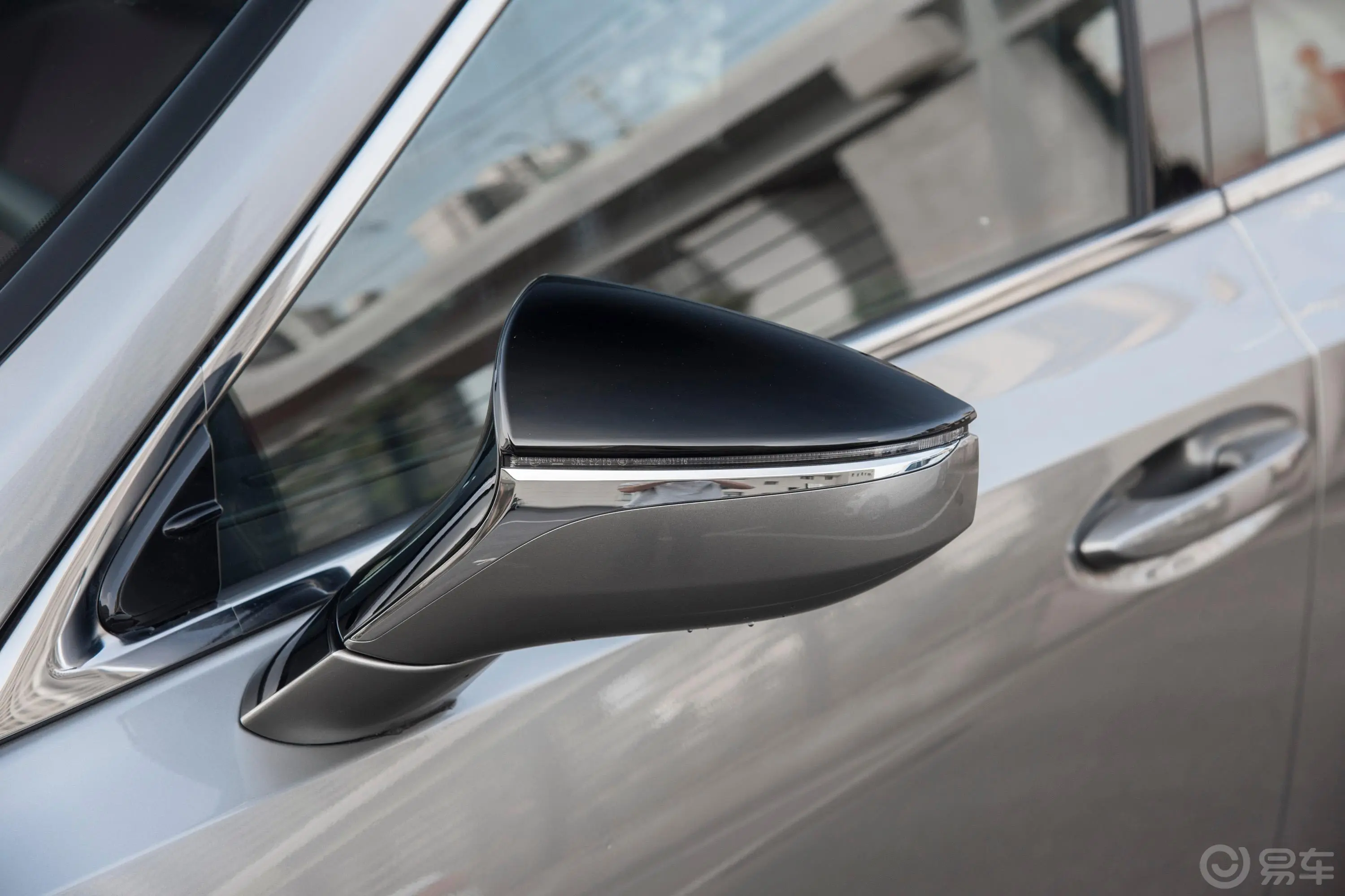 雷克萨斯ES300h 银辉限定版主驾驶后视镜背面