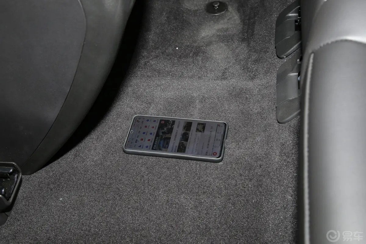 凯迪拉克XT5轻混 2.0T 四驱尊贵型至臻版后排地板中间位置