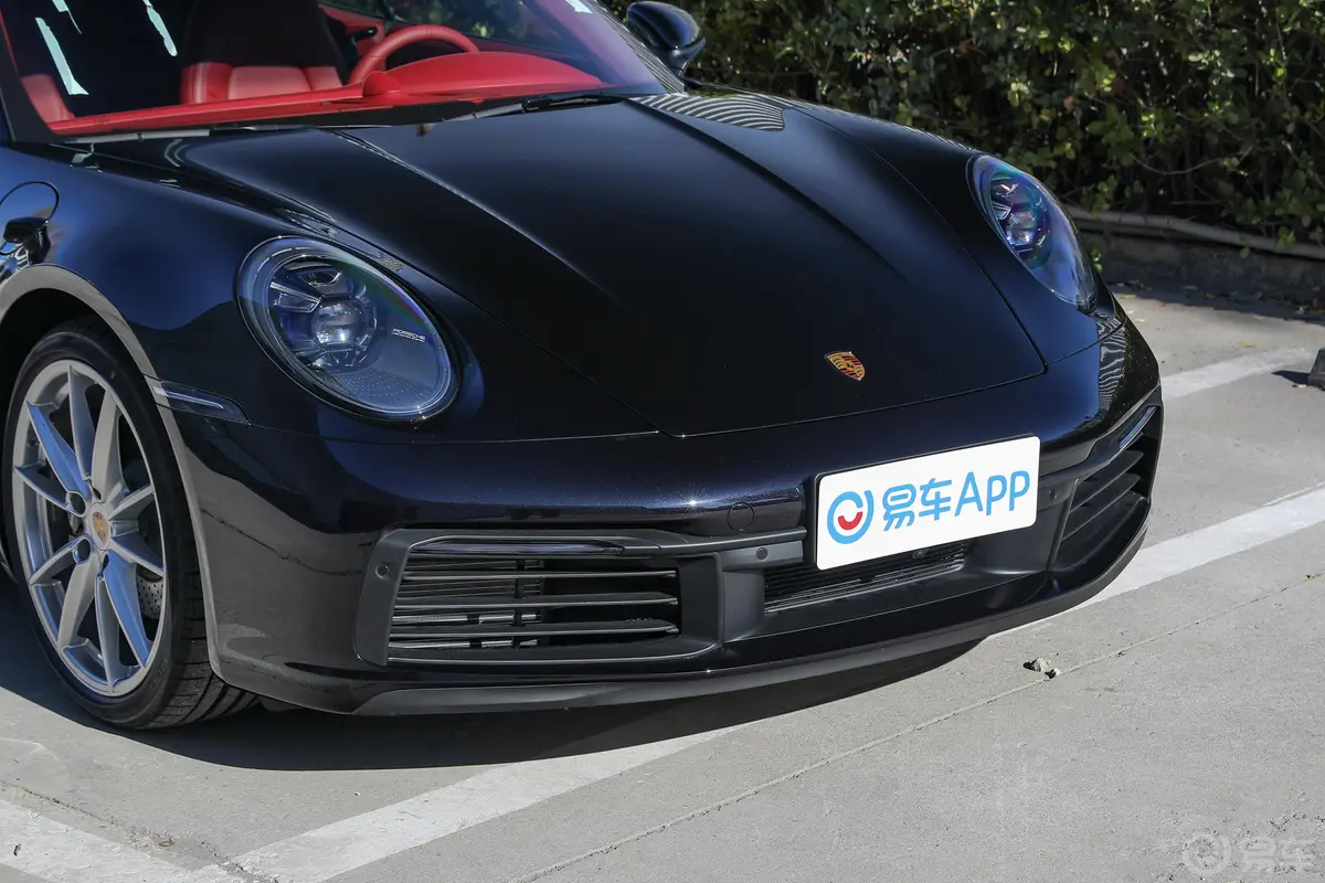 保时捷911Carrera Cabriolet 3.0T前格栅侧俯拍