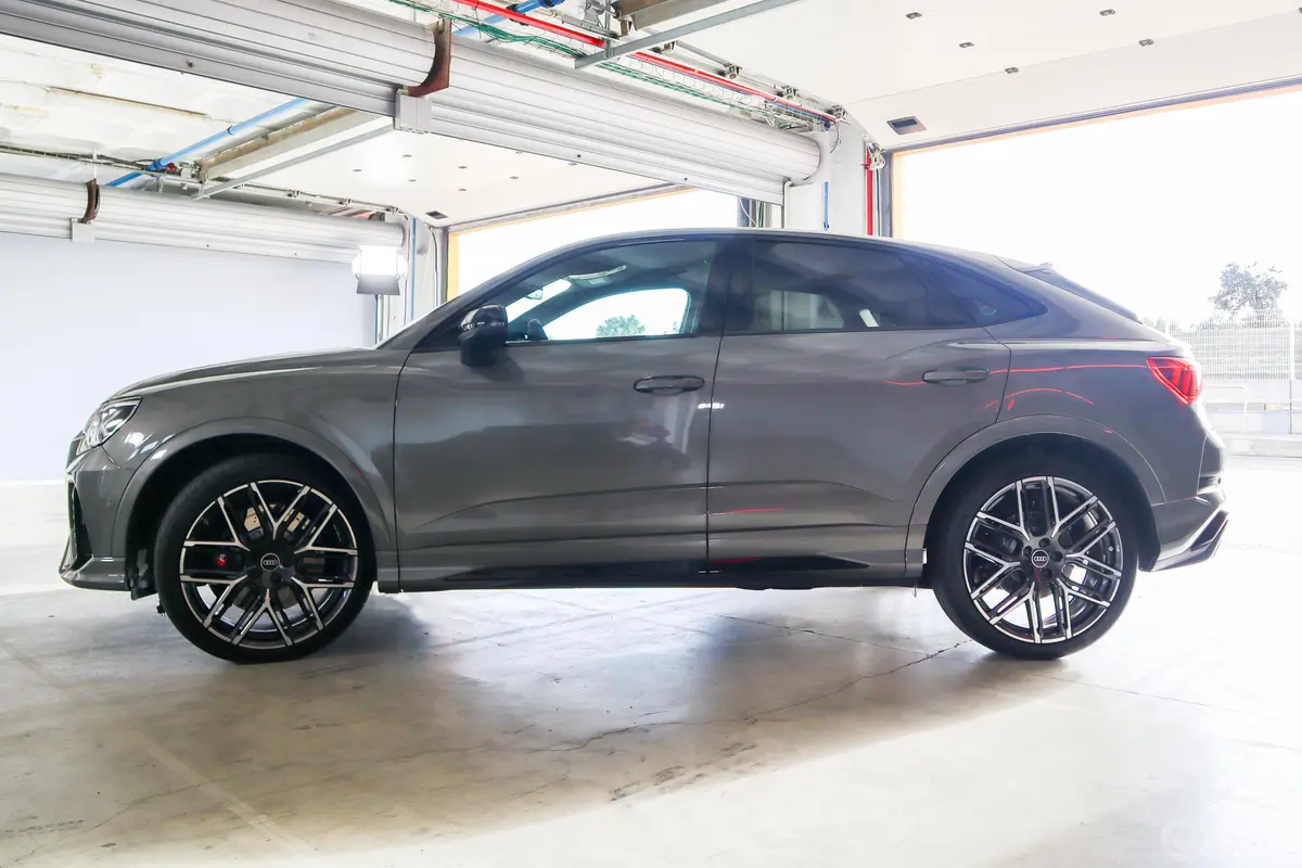 奥迪RS Q3Sportback edition 10 years正侧车头向左水平