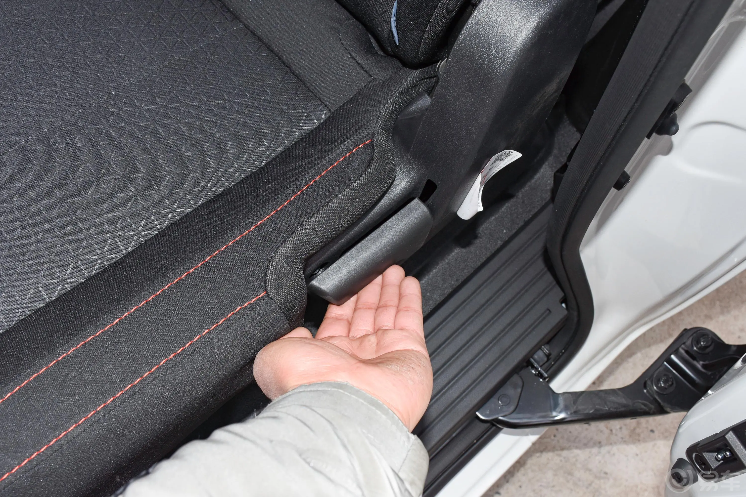 风光E380310km 标准版实用型 5座后备箱内座椅放倒按钮