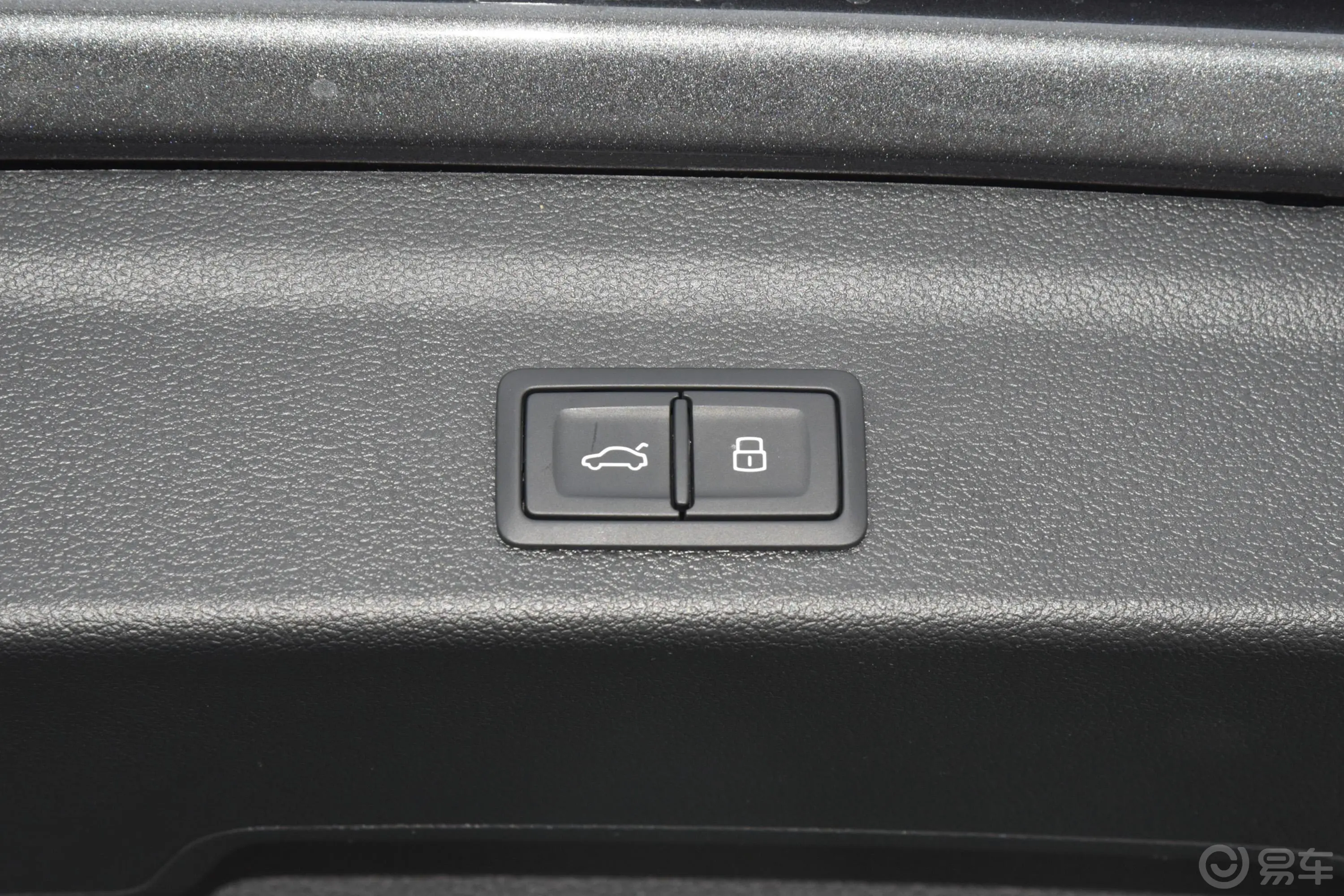奥迪Q340 TFSI 时尚动感型电动尾门按键（手动扶手）