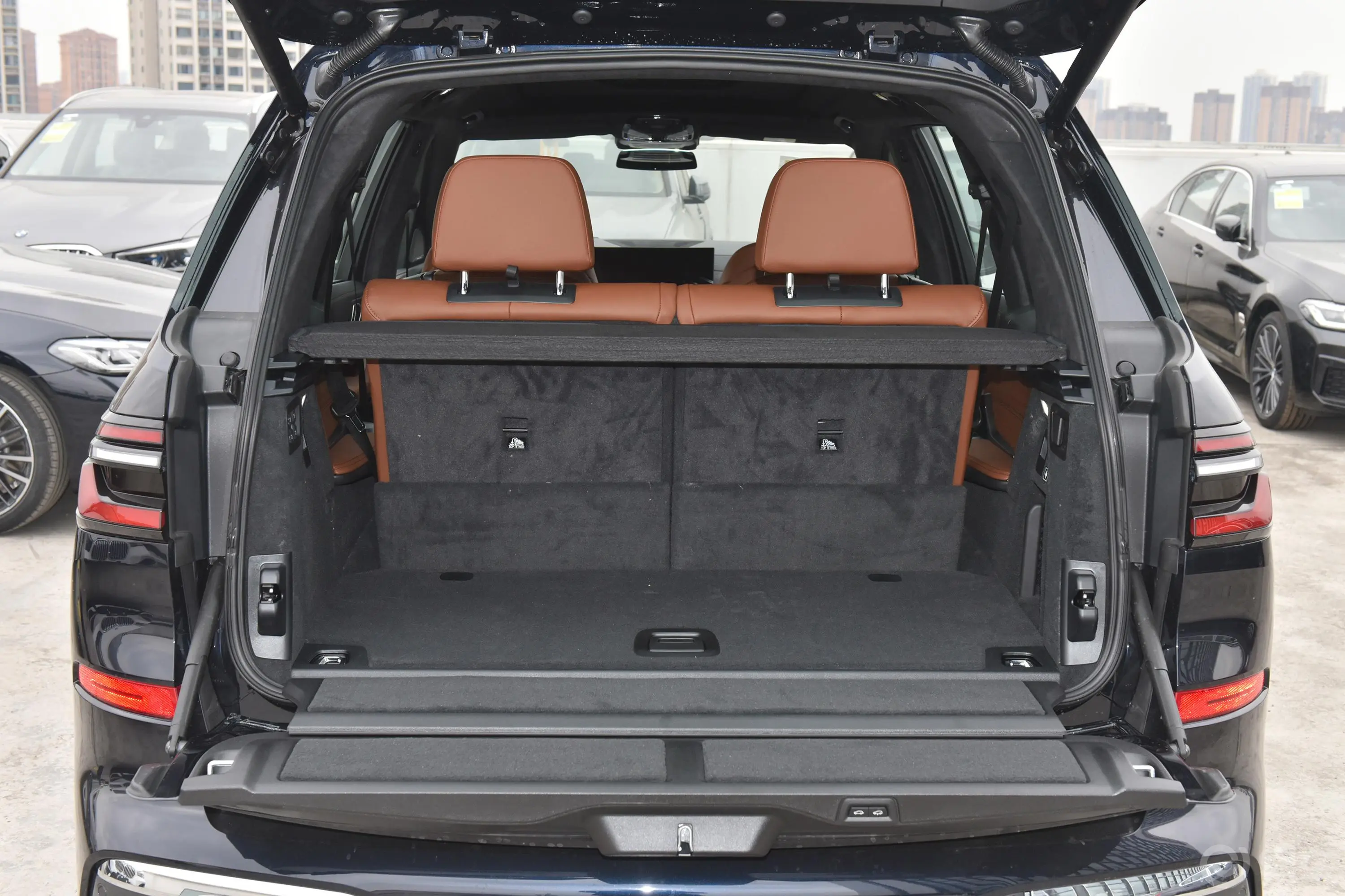 宝马X7xDrive40i 尊享型 M运动套装后备厢空间特写