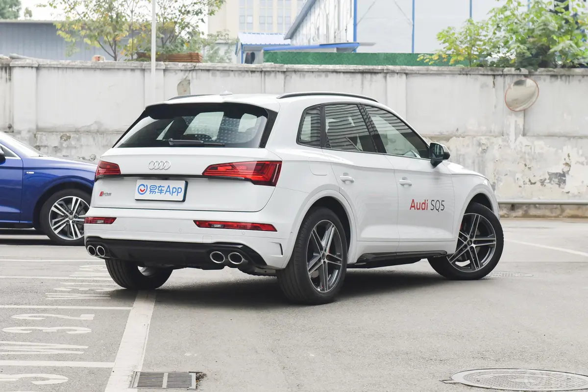 奥迪SQ53.0T quattro侧后45度车头向右水平