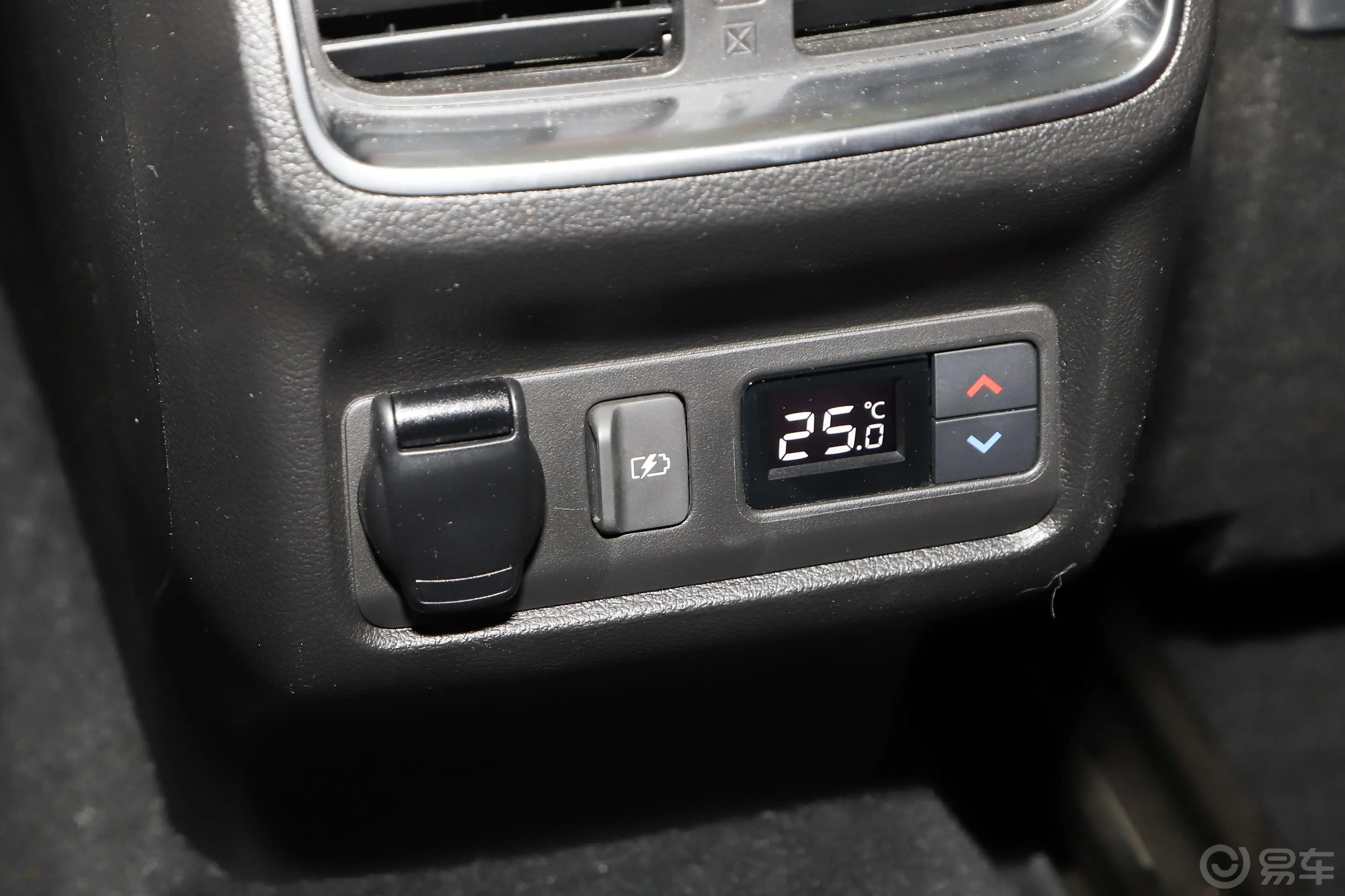 英菲尼迪QX552.0T 四驱耀奢版后排空调控制键