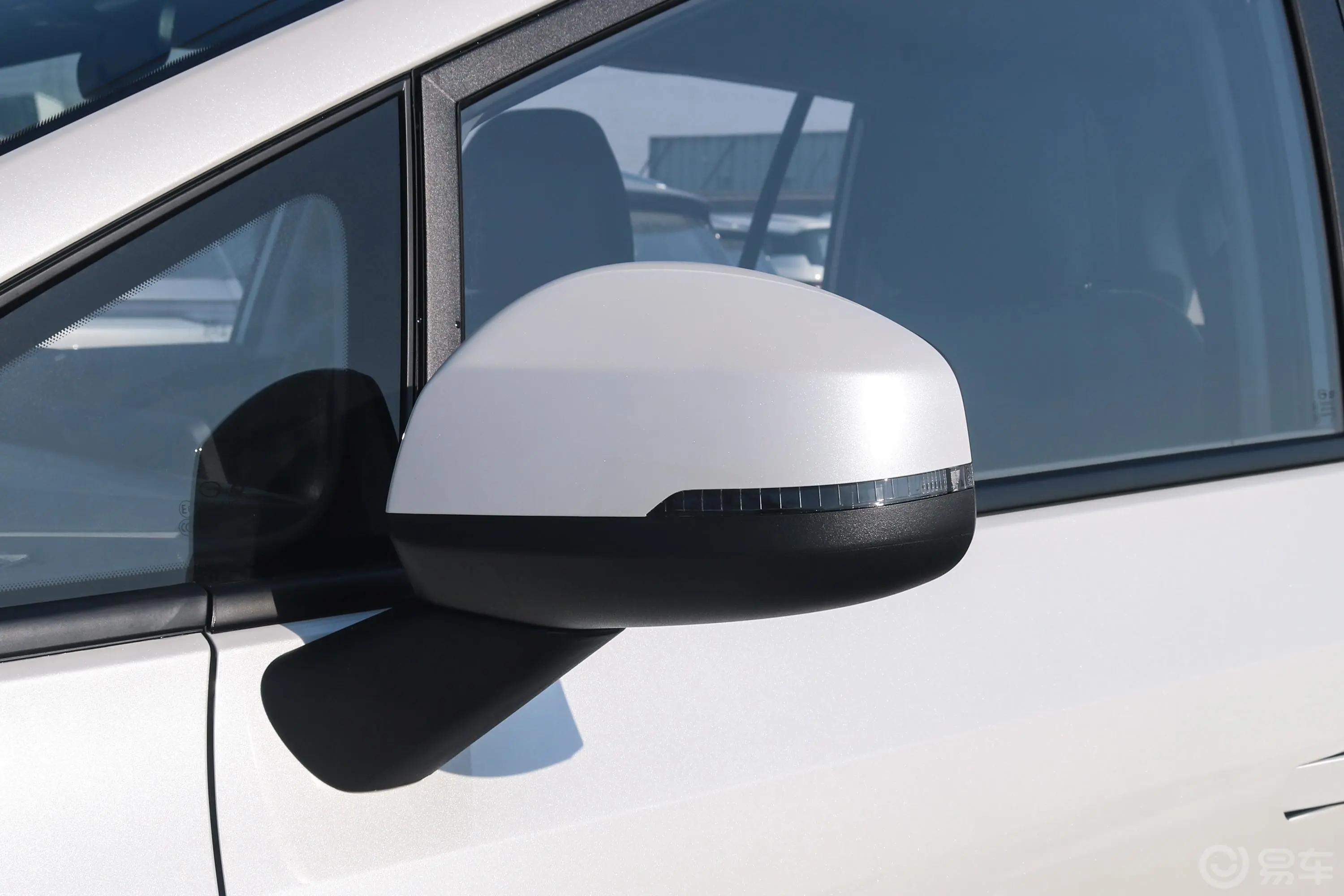 AION YPlus 510km 70 乐享版主驾驶后视镜背面