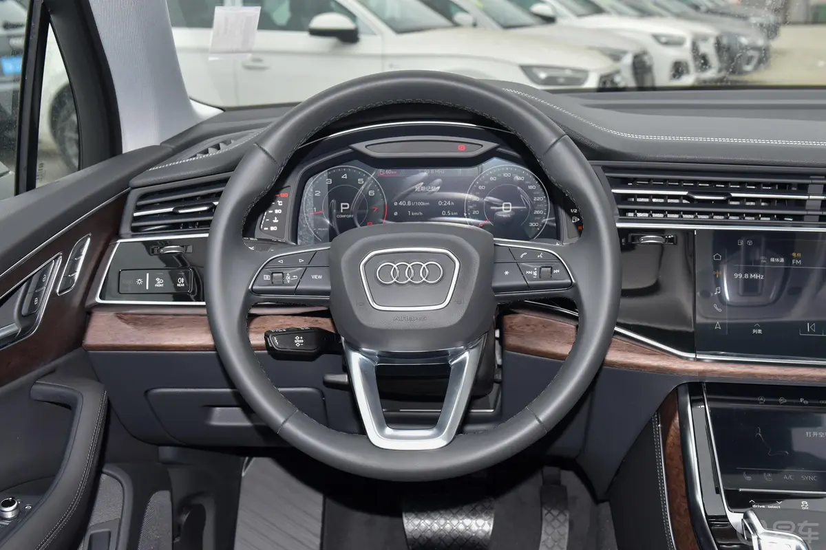 奥迪Q745 TFSI quattro S line运动型方向盘