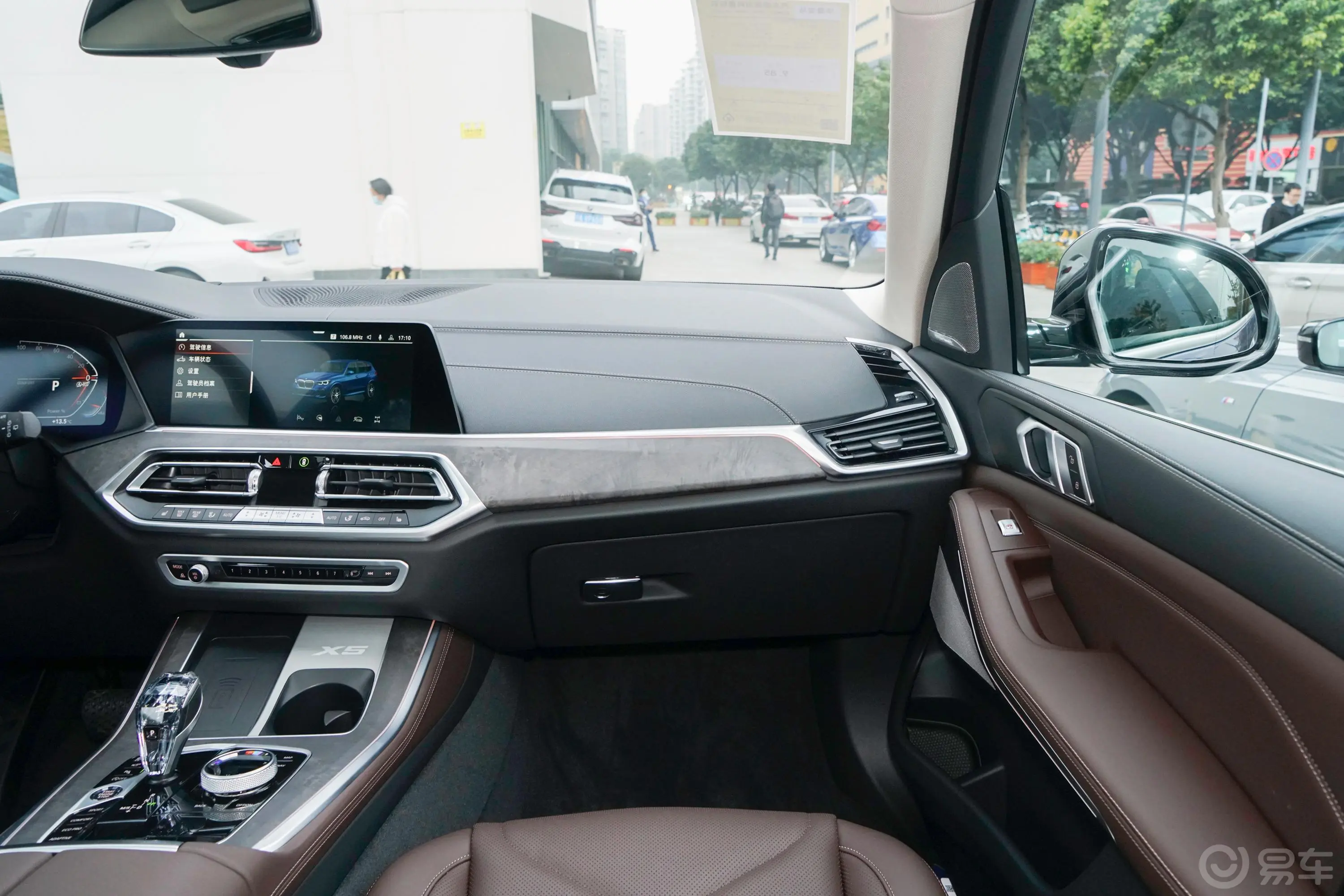 宝马X5改款 xDrive30Li 尊享型M运动套装副驾驶位区域