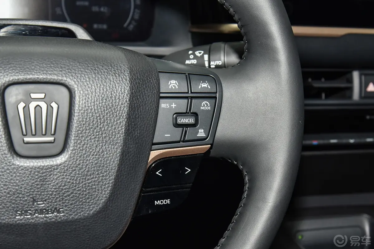 皇冠SportCross双擎 2.5L 四驱尊贵版右侧方向盘功能按键