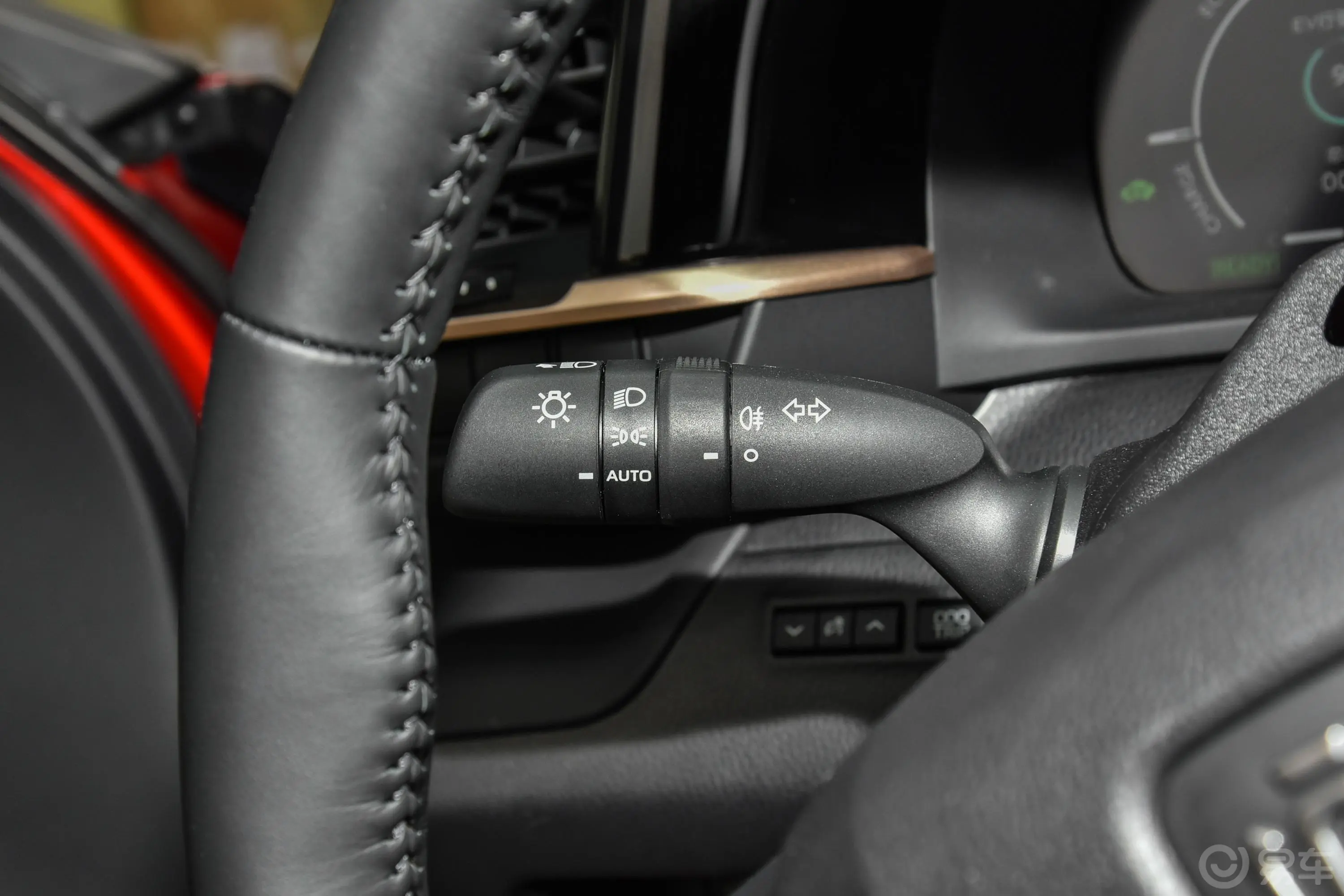 皇冠SportCross双擎 2.5L 四驱尊贵版灯光控制区
