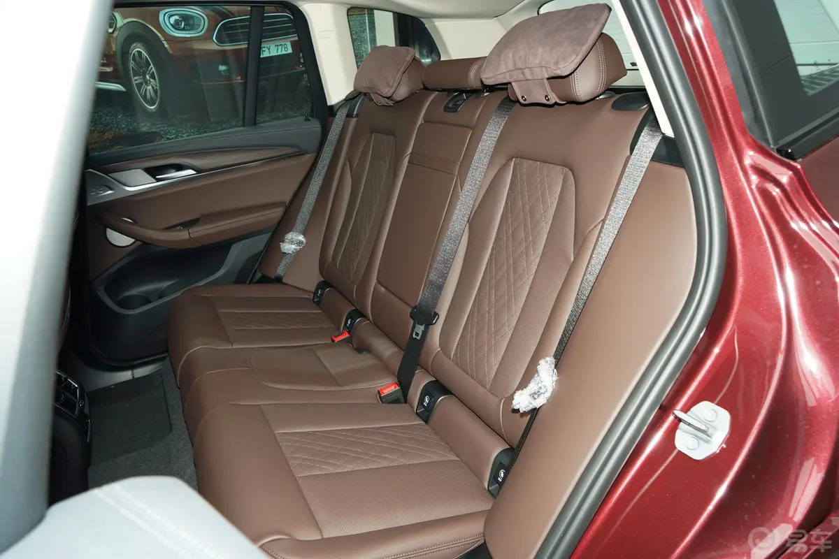 宝马X3改款二 xDrive30i 领先型 M曜夜套装后排座椅