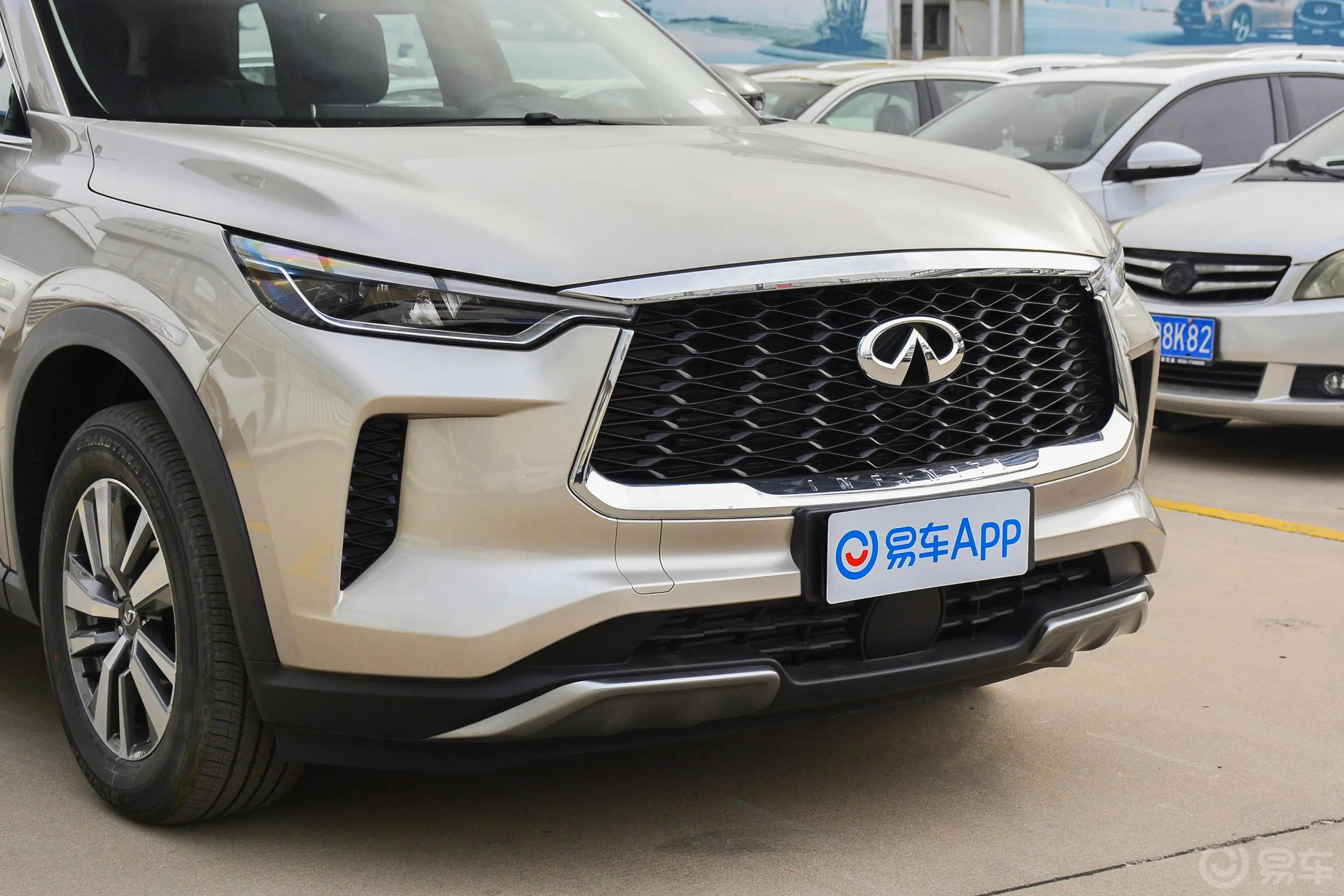 英菲尼迪QX602.0T 手自一体 两驱 典雅版前格栅侧俯拍