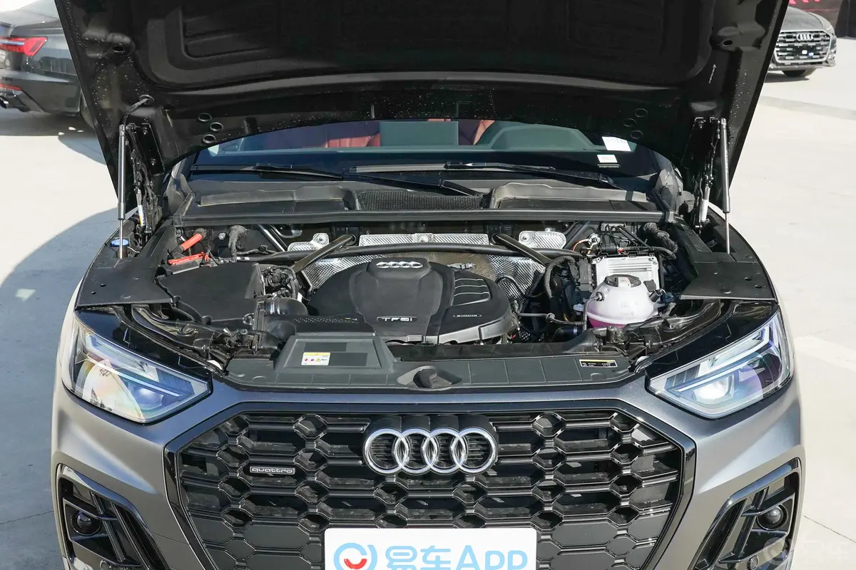 奥迪Q5L改款 40 TFSI 豪华动感型发动机舱整体