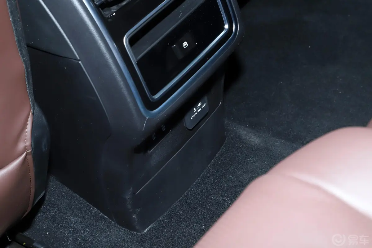 山海炮3.0T 极途牵引版 汽油后排(第二排)充电口