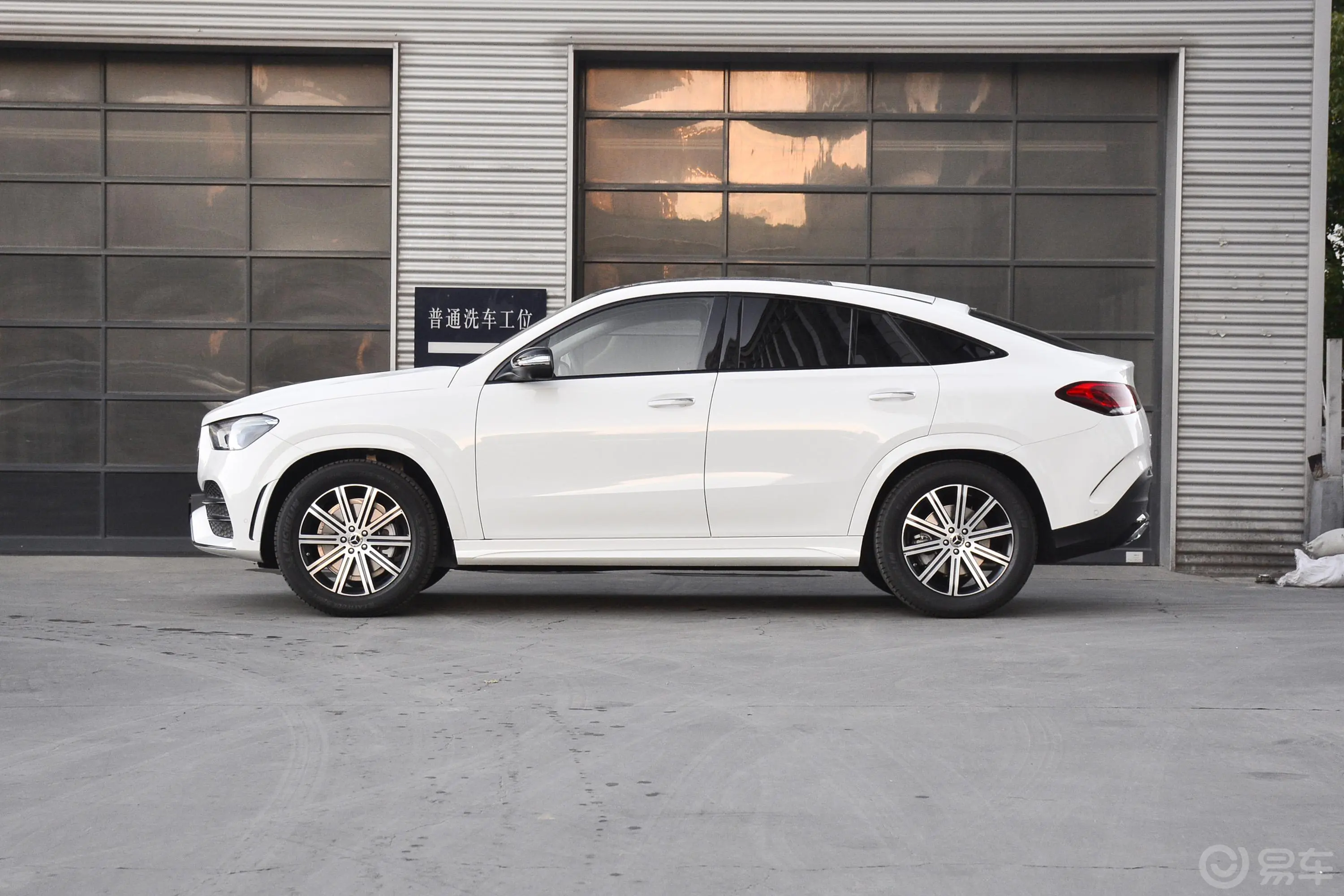 奔驰GLE轿跑GLE 350 4MATIC 轿跑SUV 豪华型正侧车头向左水平