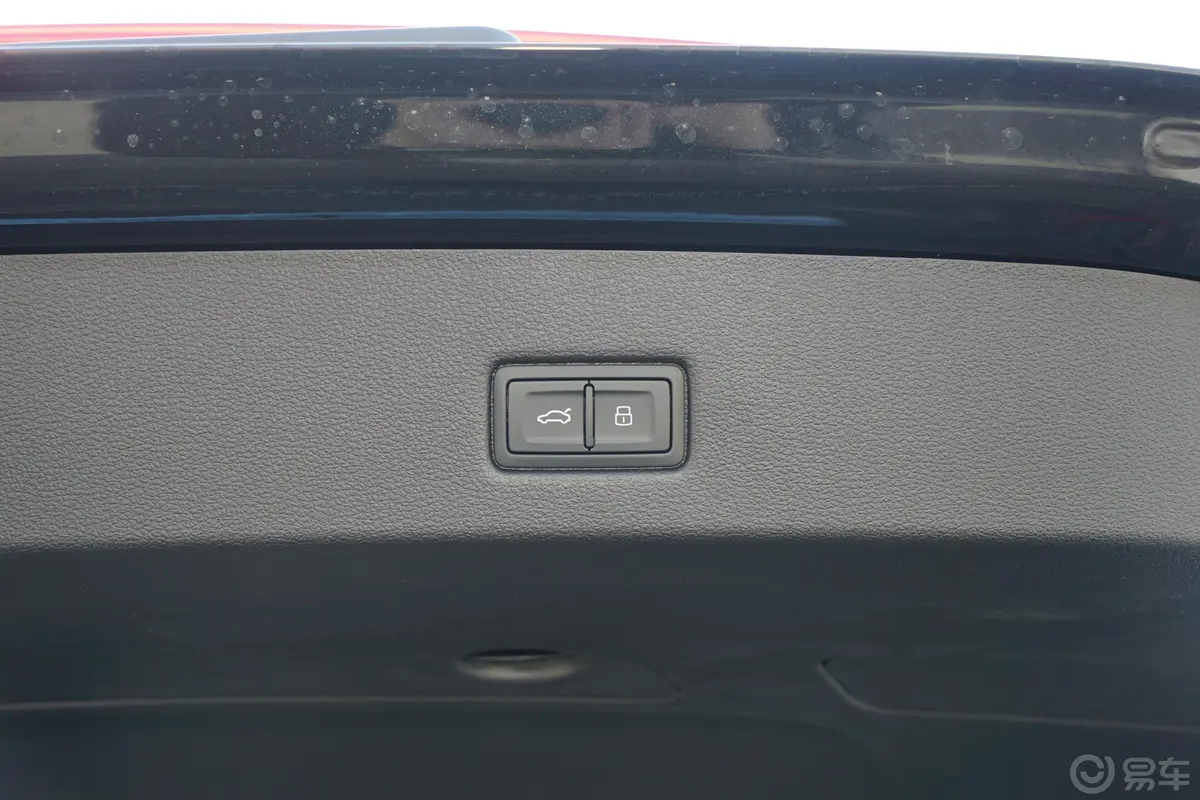 奥迪A755 TFSI quattro 尊享型电动尾门按键（手动扶手）