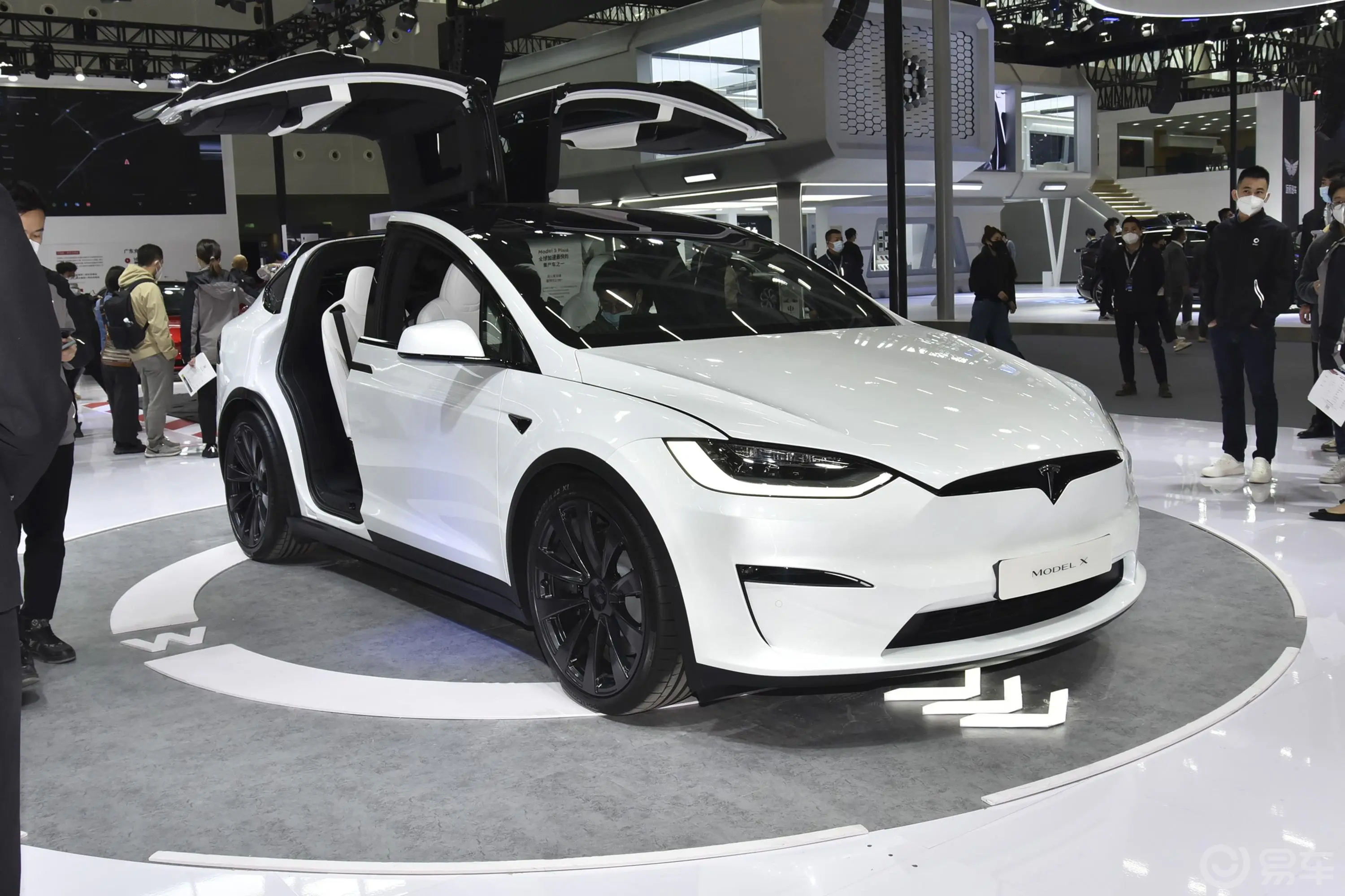 Model X664km Plaid版 三电机全轮驱动