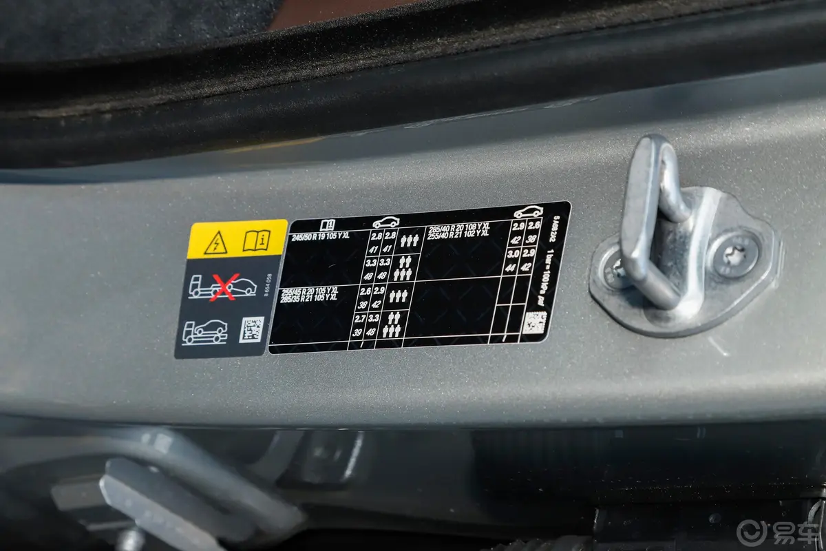 宝马i7xDrive60L 豪华套装胎压信息铭牌