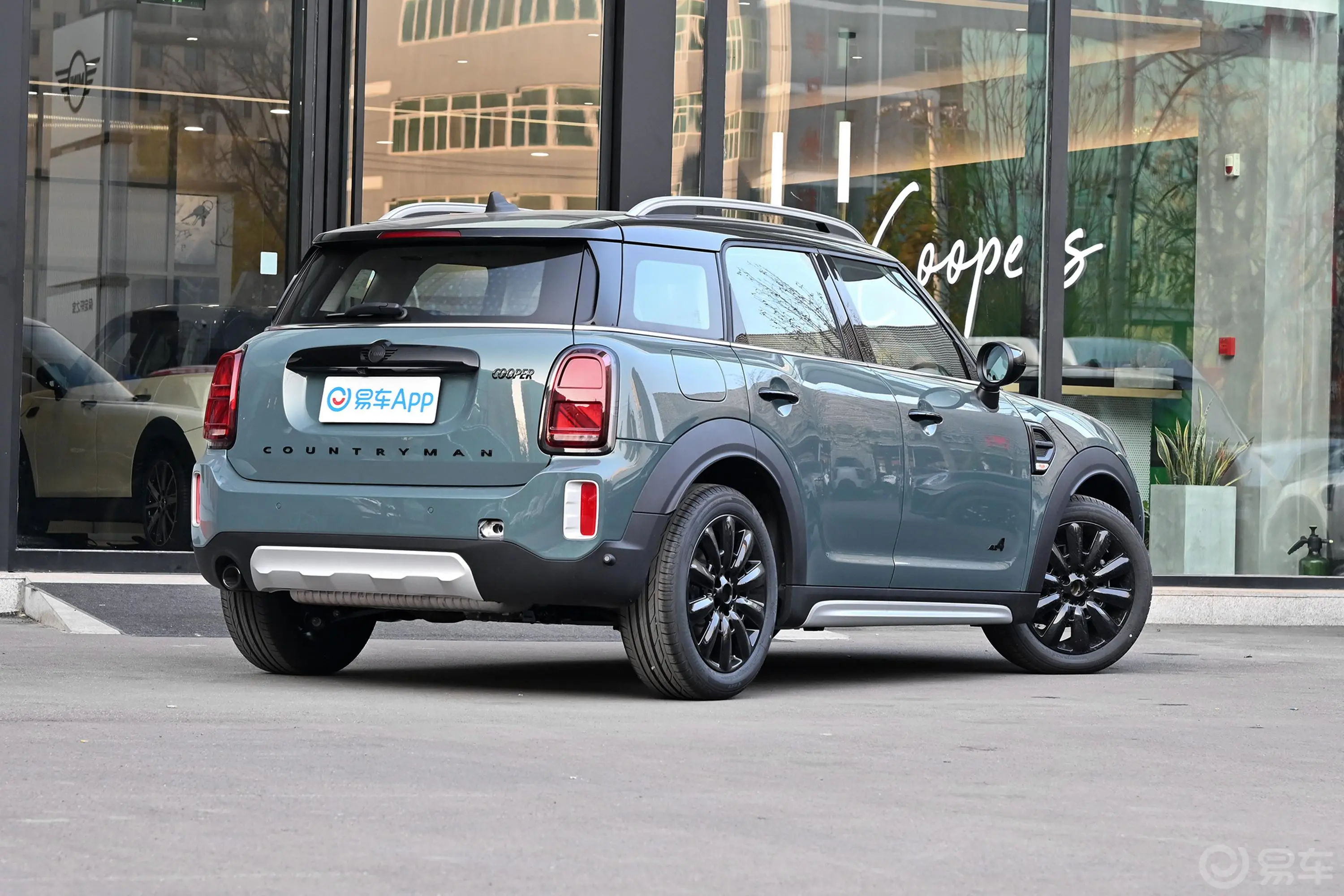 MINI COUNTRYMAN改款 1.5T COOPER ALL4 鉴赏家侧后45度车头向右水平