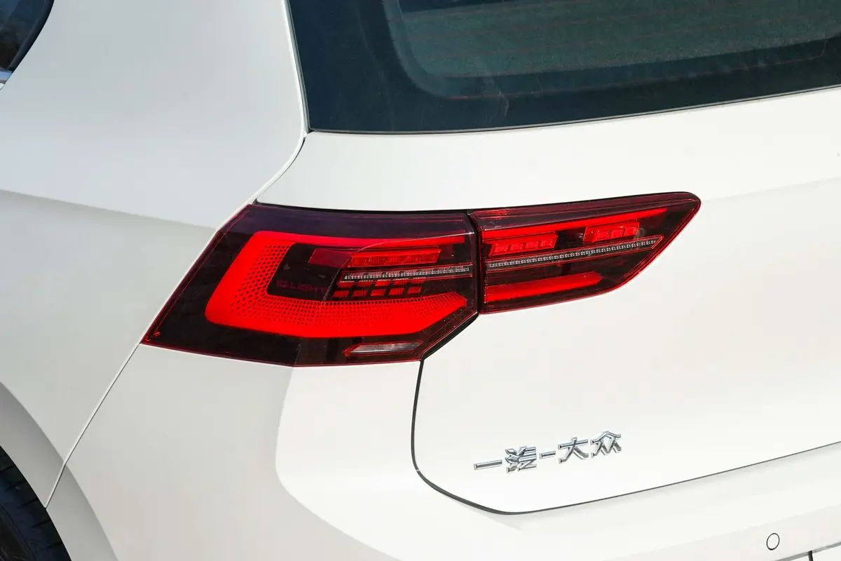 高尔夫280TSI R-Line Lite尾灯侧45度俯拍