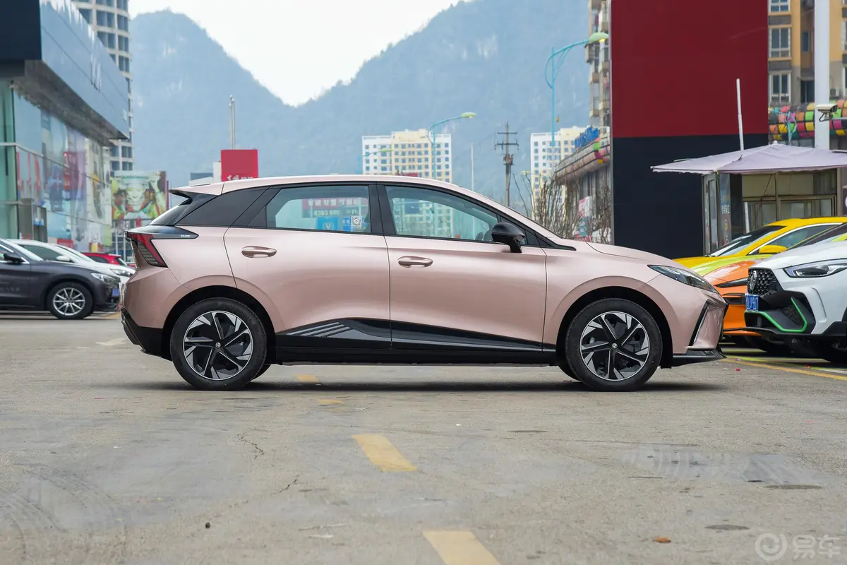 MG4 EV425km 后驱旗舰版正侧车头向右水平