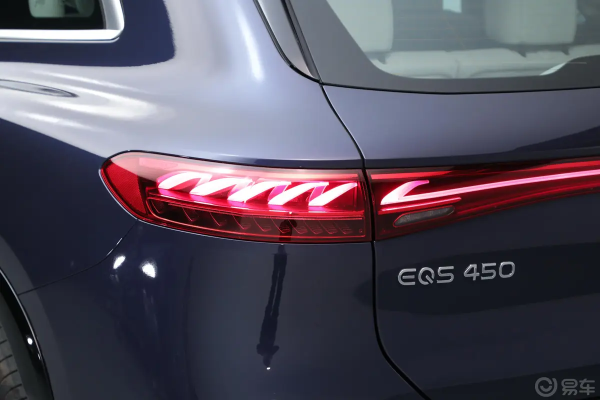 奔驰EQS SUV450 4MATIC 豪华版尾灯侧45度俯拍