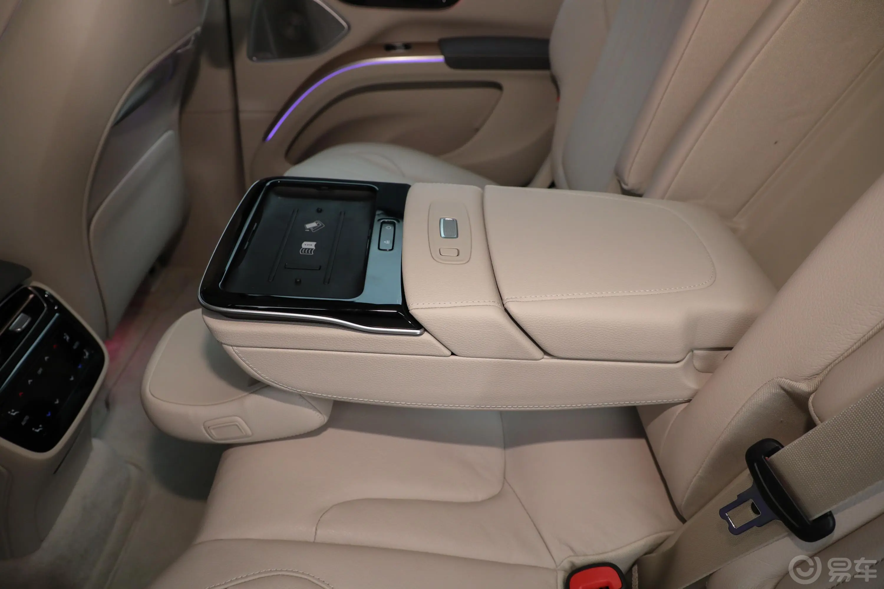 奔驰EQS SUV450 4MATIC 豪华版后排中央扶手