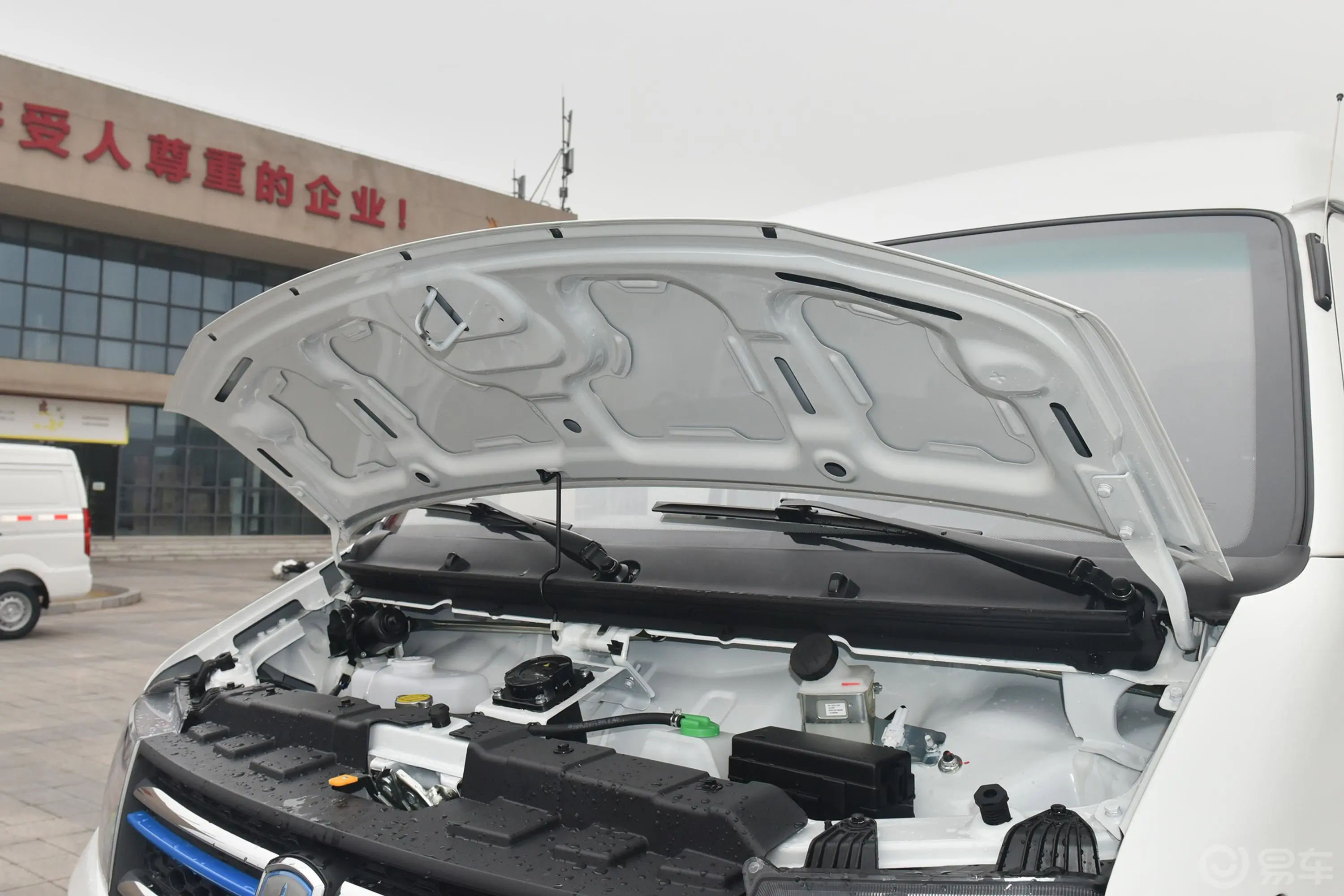 金杯新能源新海狮EV305km 舒适型发动机舱盖内侧